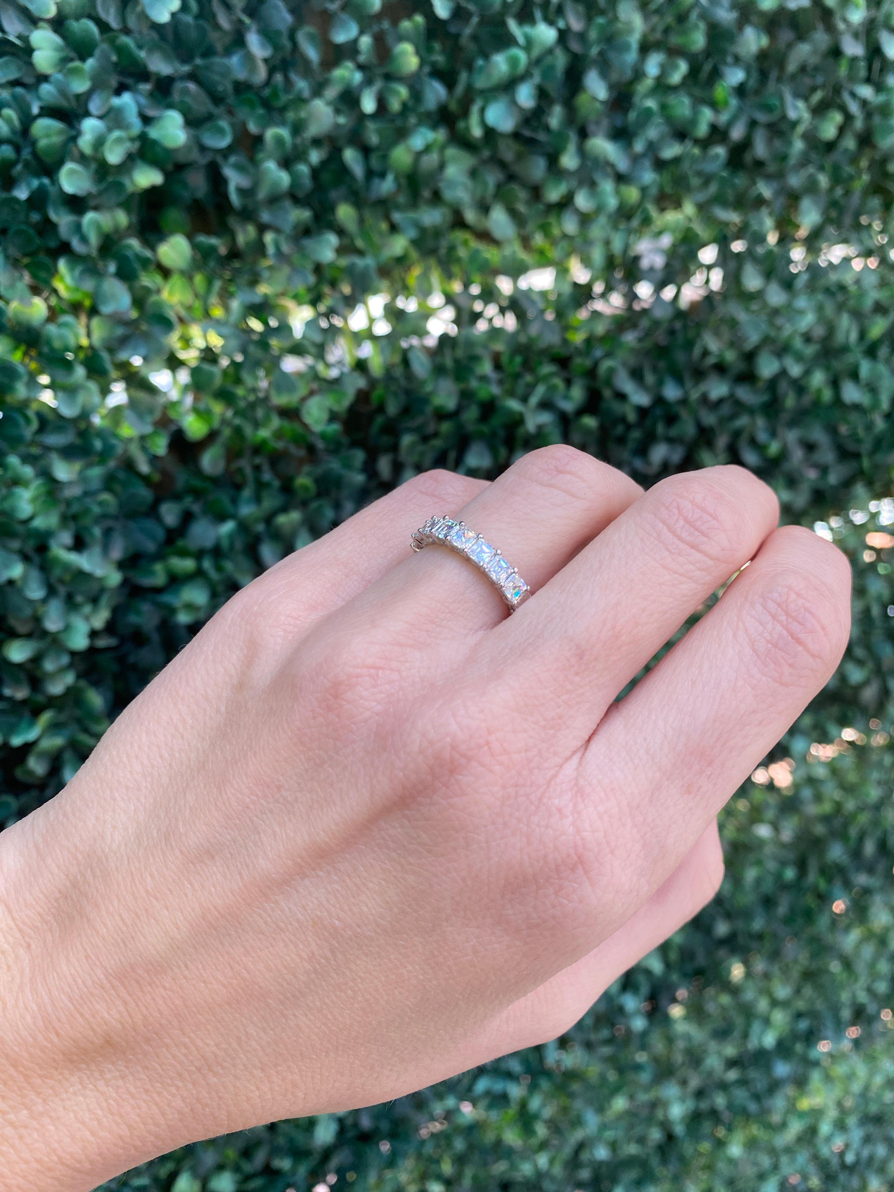Anillo de eternidad de platino con diamantes talla Asscher de 3,96 ctw en venta 5