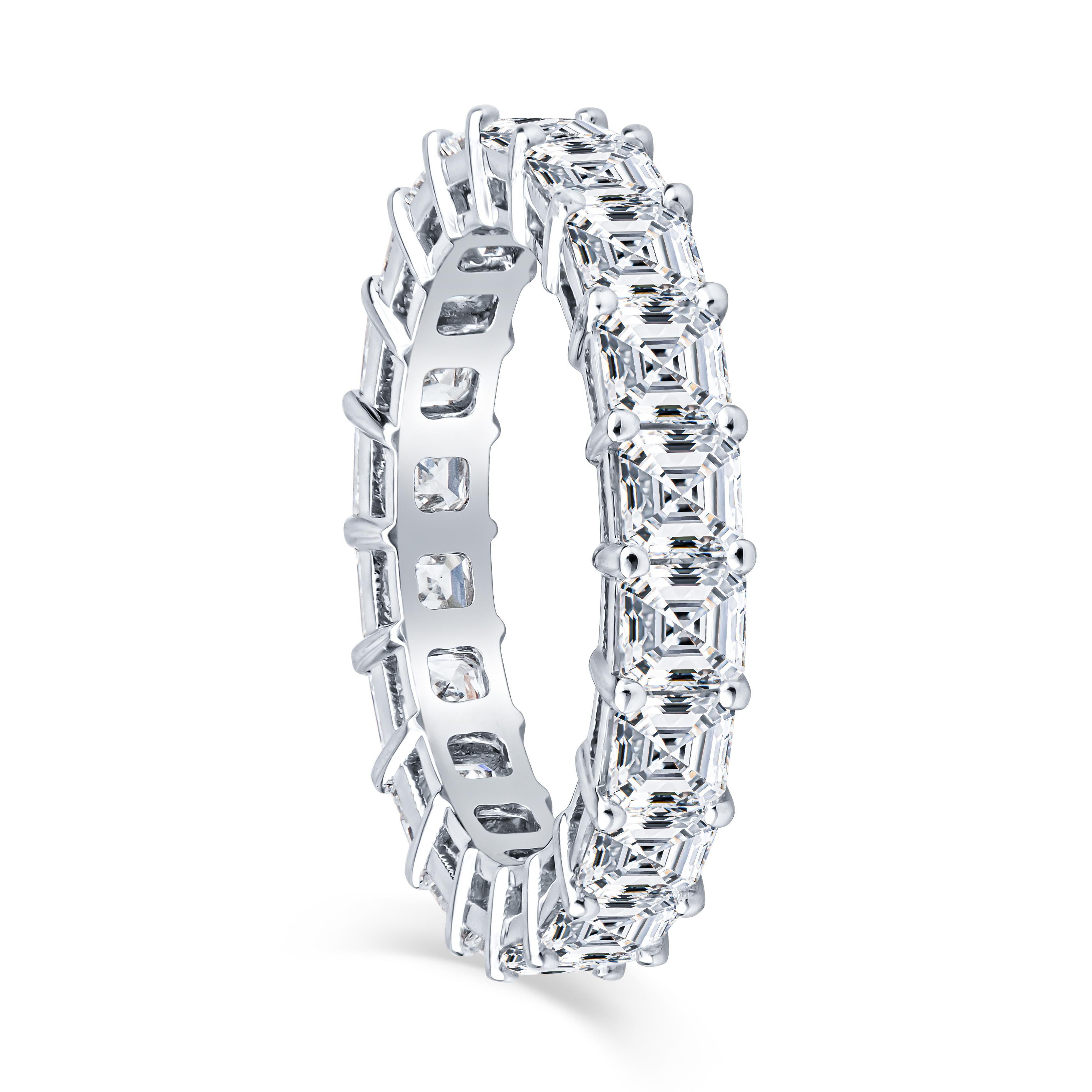 Esta alianza de eternidad tiene un peso total de 3,96 ct en 21 diamantes talla Asscher, engastados en una alianza de platino de perfil bajo y estilo cesta abierta. Actualmente es una talla 6; ponte en contacto con nosotros para conocer las opciones