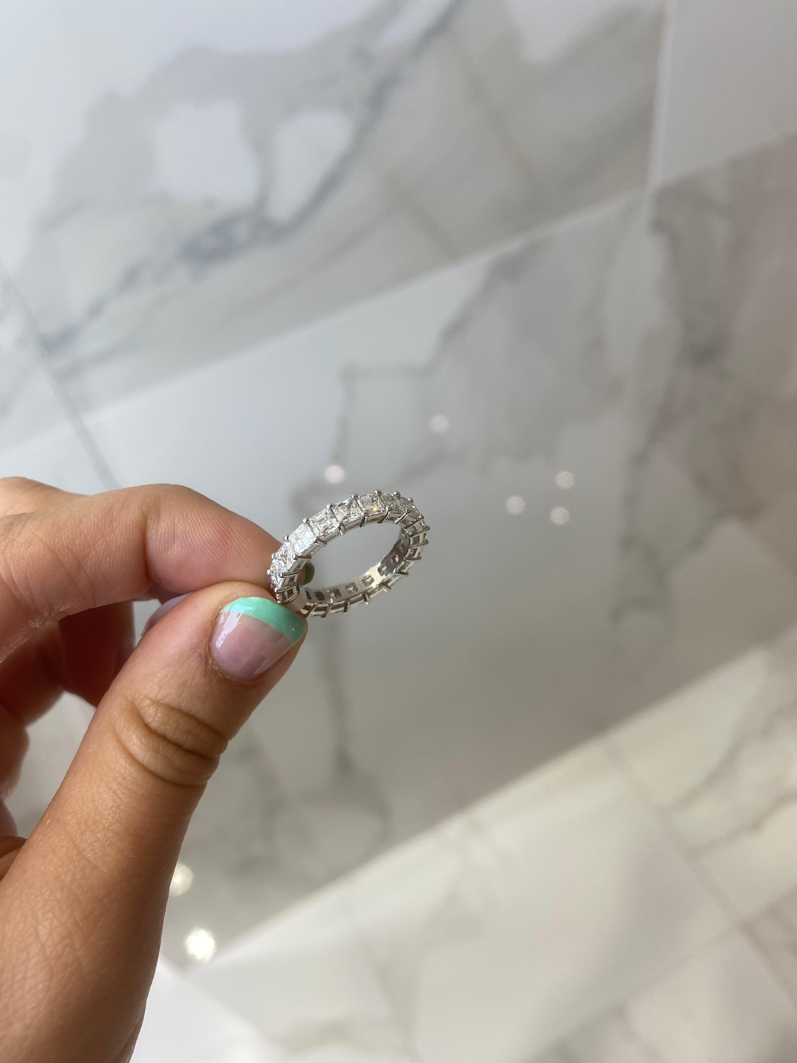 Femenino o masculino Anillo de eternidad de platino con diamantes talla Asscher de 3,96 ctw en venta