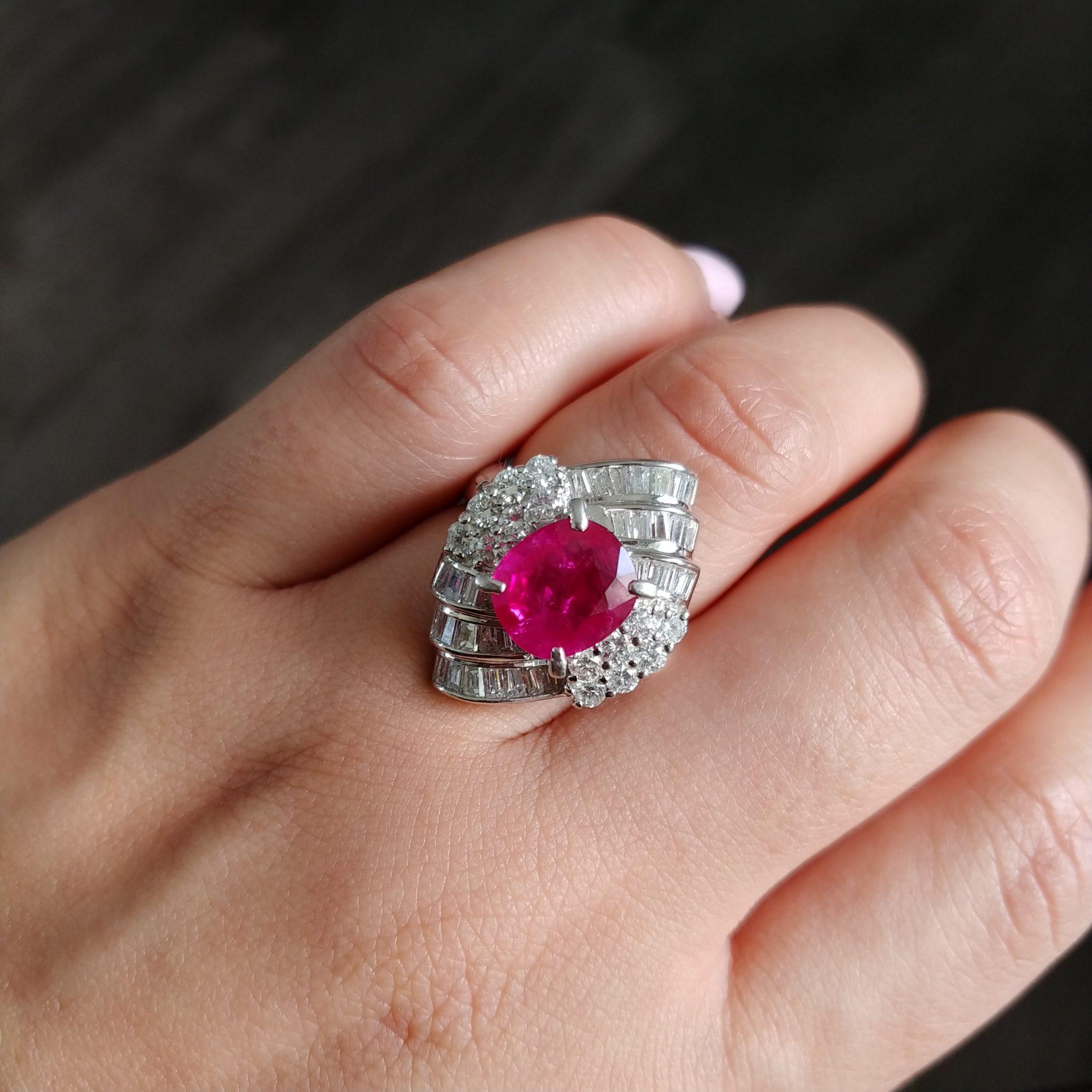 Bague cocktail rubis diamant 3,97 carats à taille coussin Excellent état - En vente à Boca Raton, FL