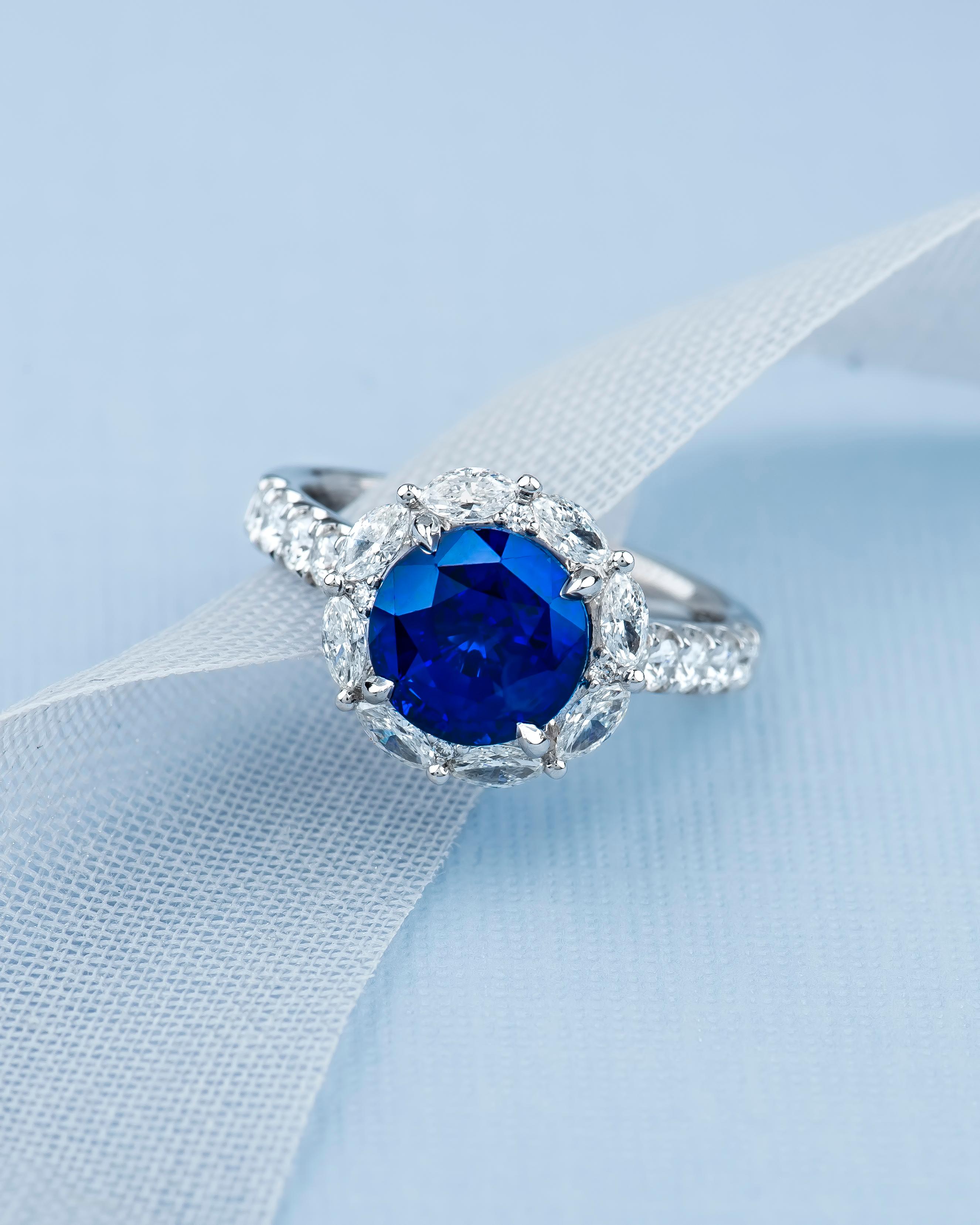 3.97 Carat GIA Round Natural Blue Sapphire Set in 18 Karat Diamond Halo Ring In New Condition In Houston, TX