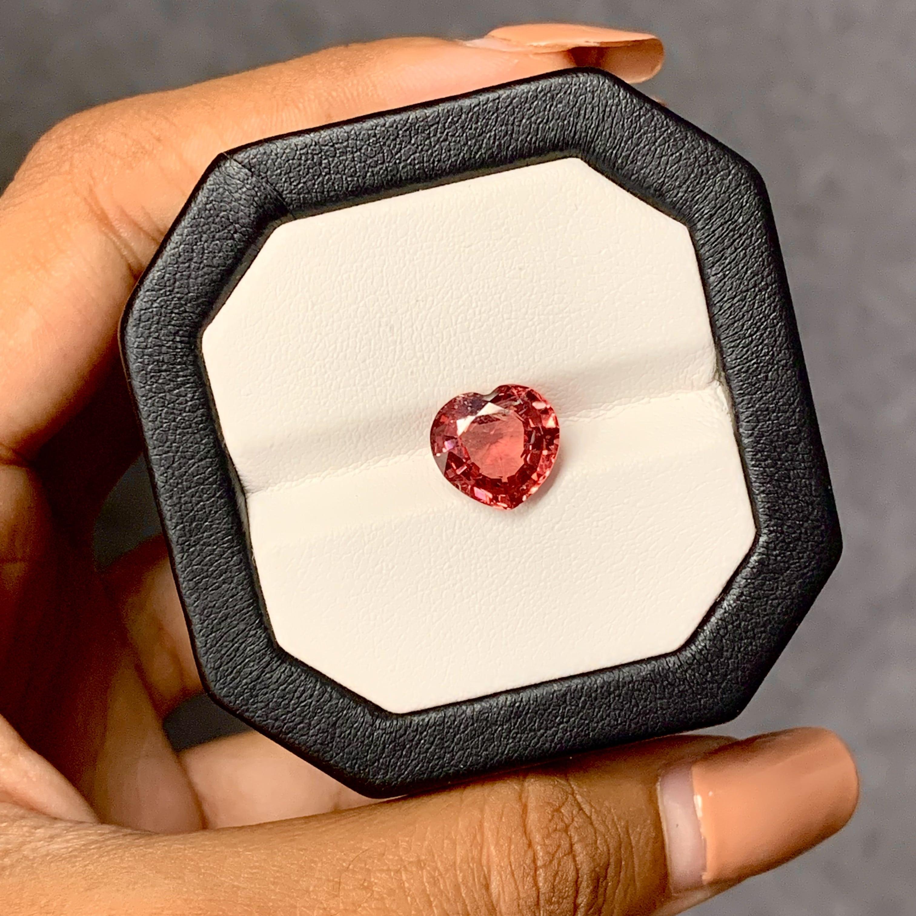 3.97 Carat Orangish-pink Natural Heart Shaped Spinel In New Condition For Sale In Bangkok, TH