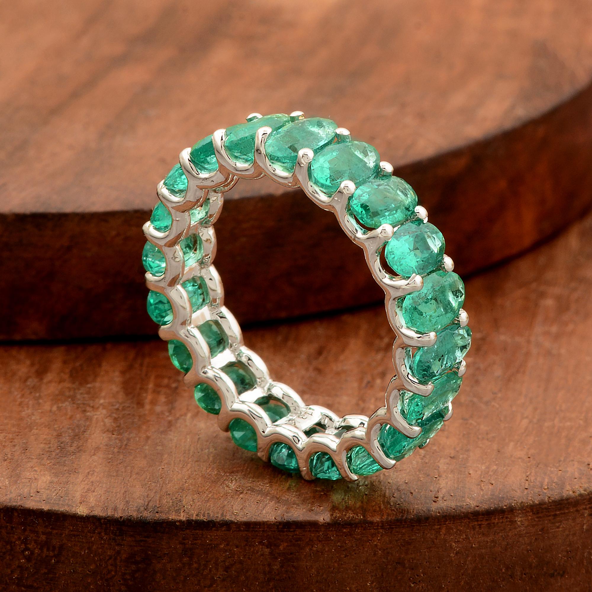 Esmeralda natural ovalada de 3,97 quilates Anillo eterno completo Joyería de oro blanco de 18 quilates Moderno en venta