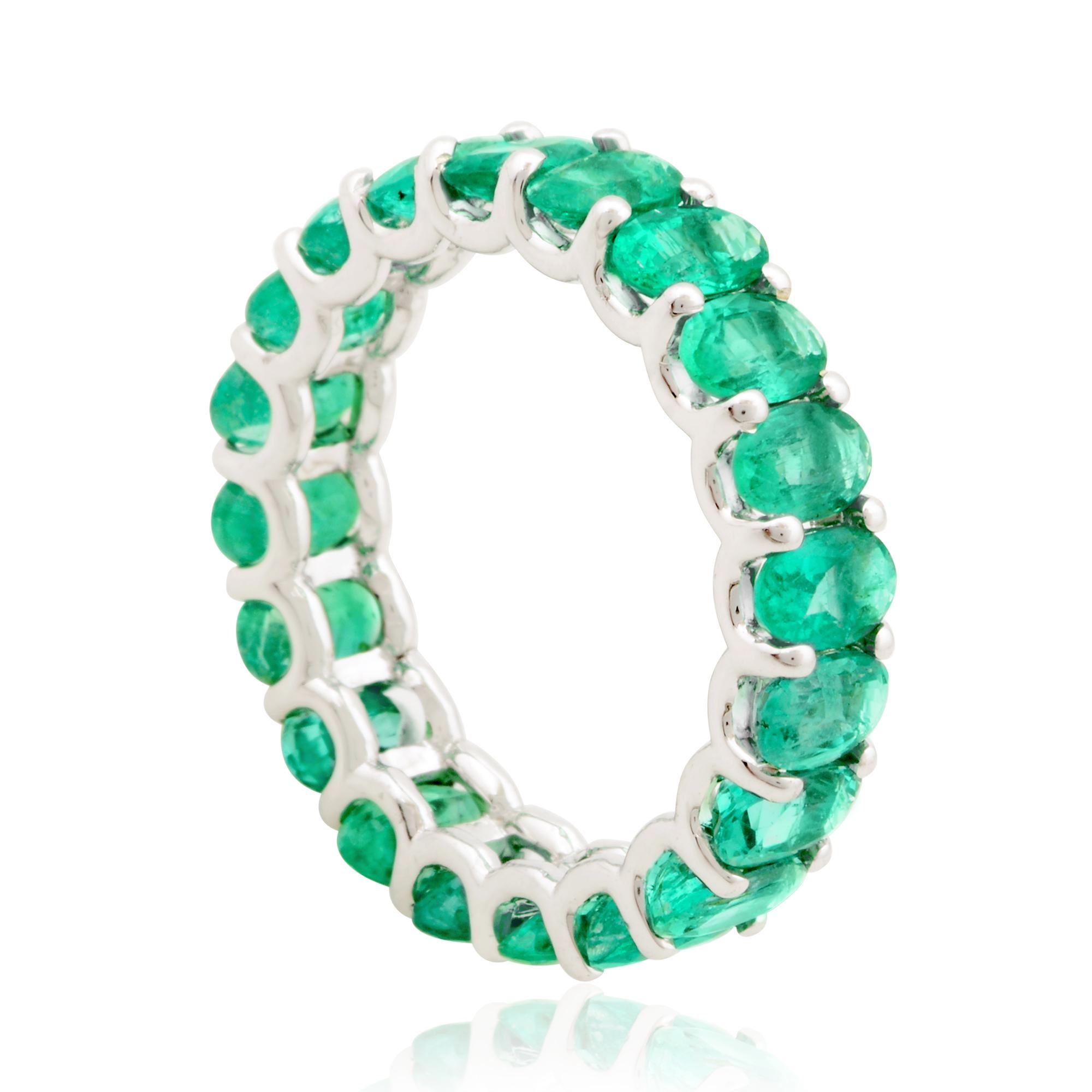 Esmeralda natural ovalada de 3,97 quilates Anillo eterno completo Joyería de oro blanco de 18 quilates Corte oval en venta