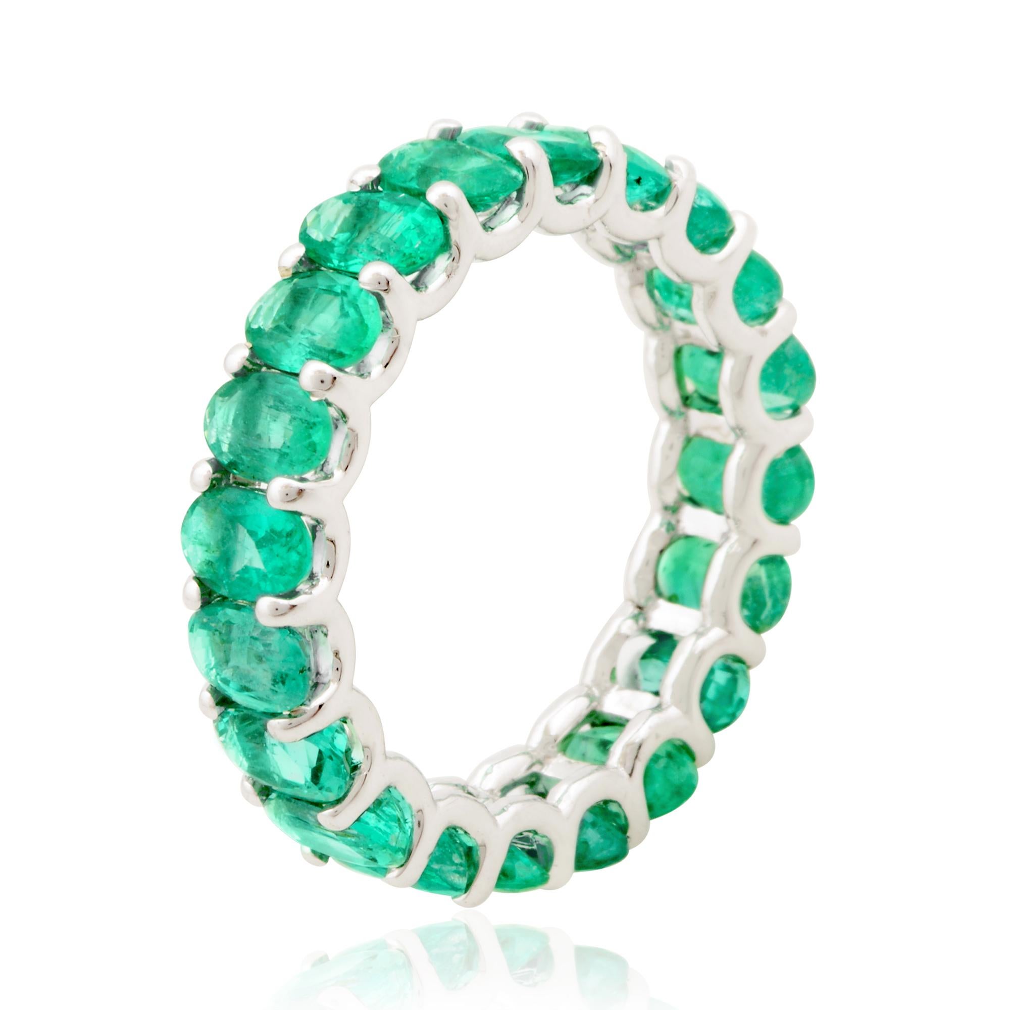 Esmeralda natural ovalada de 3,97 quilates Anillo eterno completo Joyería de oro blanco de 18 quilates en Nuevo estado para la venta en Diera, Dubai