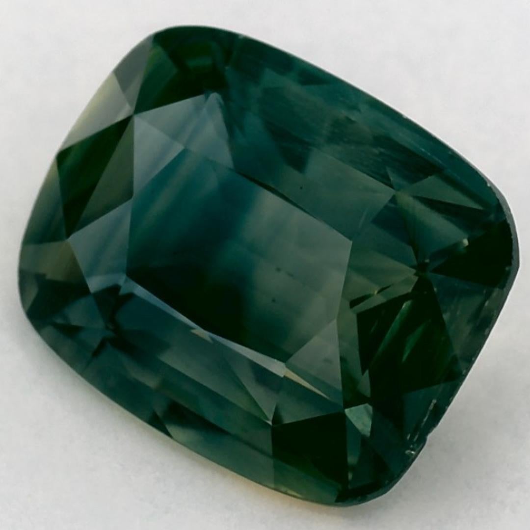 Este zafiro verde natural ofrece elegancia y sofisticación. Con su rica saturación de color y su corte preciso, es la pieza central perfecta para un anillo de compromiso o un diseño de joyería de lujo.

Este zafiro procede de Sri Lanka (Ceilán),