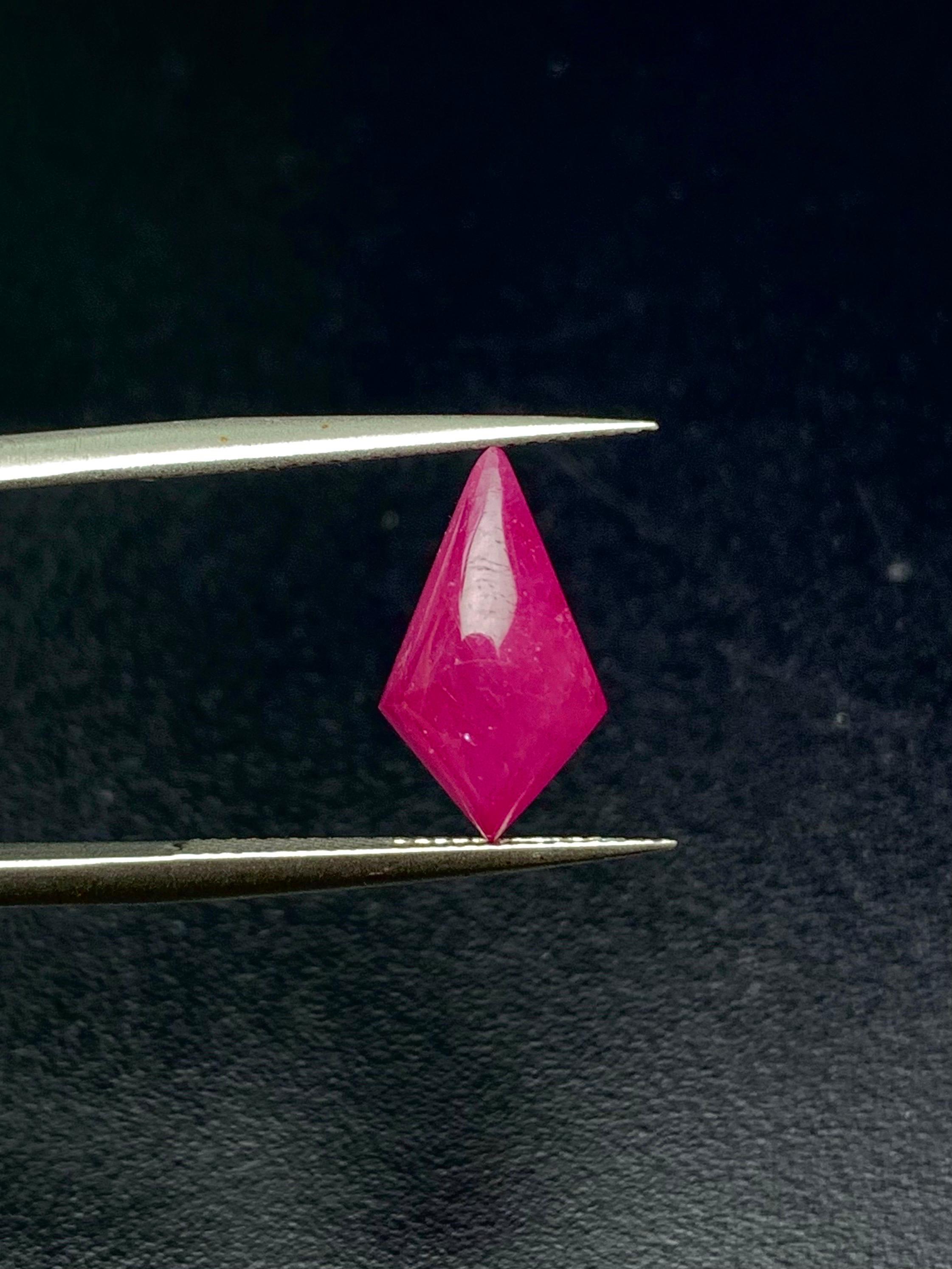 RA110 
3.97 Ct Natürlicher Rubin Ungehärteter Cabochon Rote Farbe Edelstein

EDELSTEINBESCHREIBUNG
Spezies:   Natürliche Korumdum
Sorte:  Natürlicher Rubin Unerhitzt
Gewicht:  3.97ct
Farbe:  Rot
Schnitt:  Ausgezeichnet 
Klarheit:  Auge