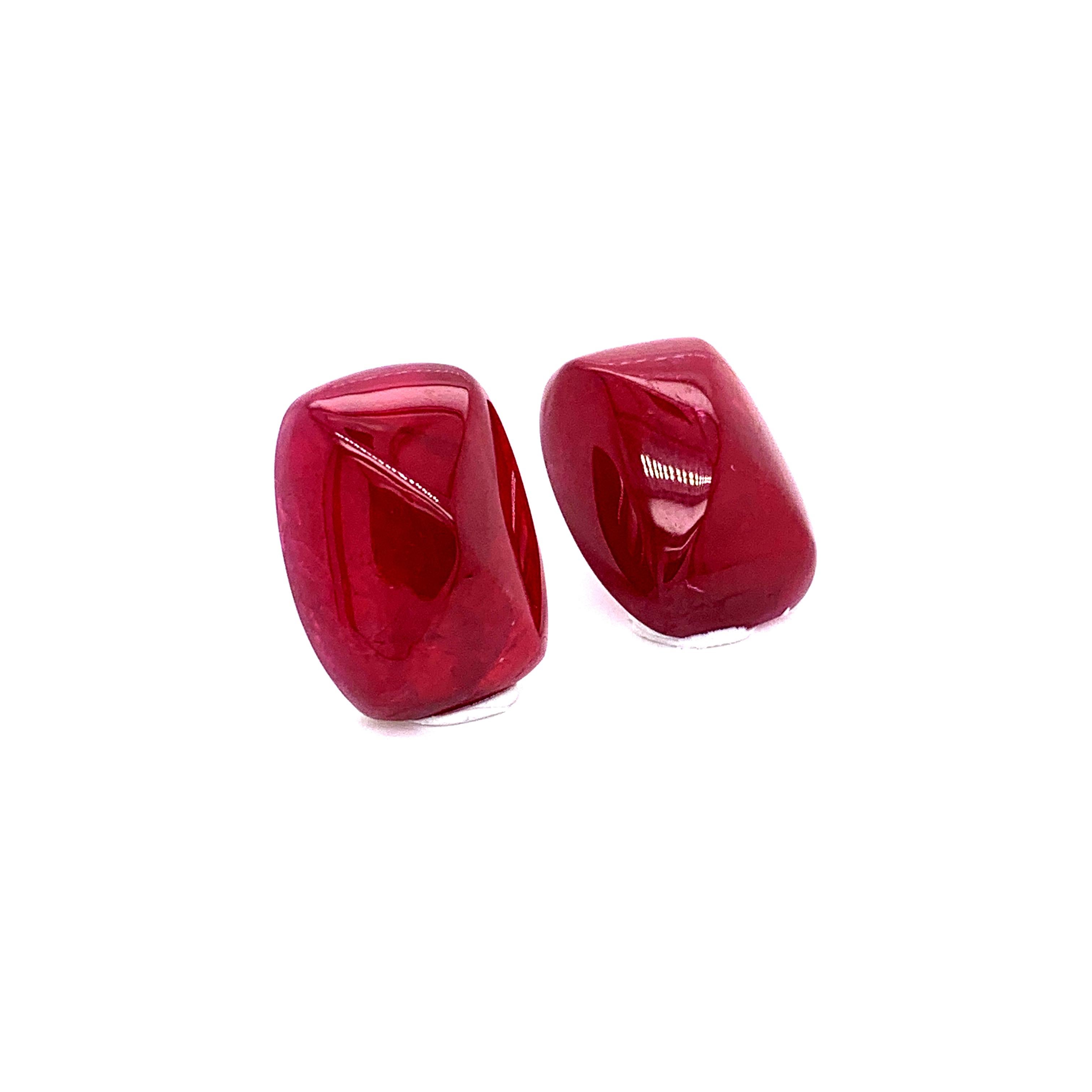 39,75 Karat No Heat Vivid Red Ruby Sugarloaf Pair:

Ein wunderschöner und seltener Edelstein, ein Paar natürlicher, unerhitzter, lebhaft roter Rubine im Zuckerhut-Schliff mit einem Gewicht von 39,75 Karat. Nach unserer Einschätzung stammen die
