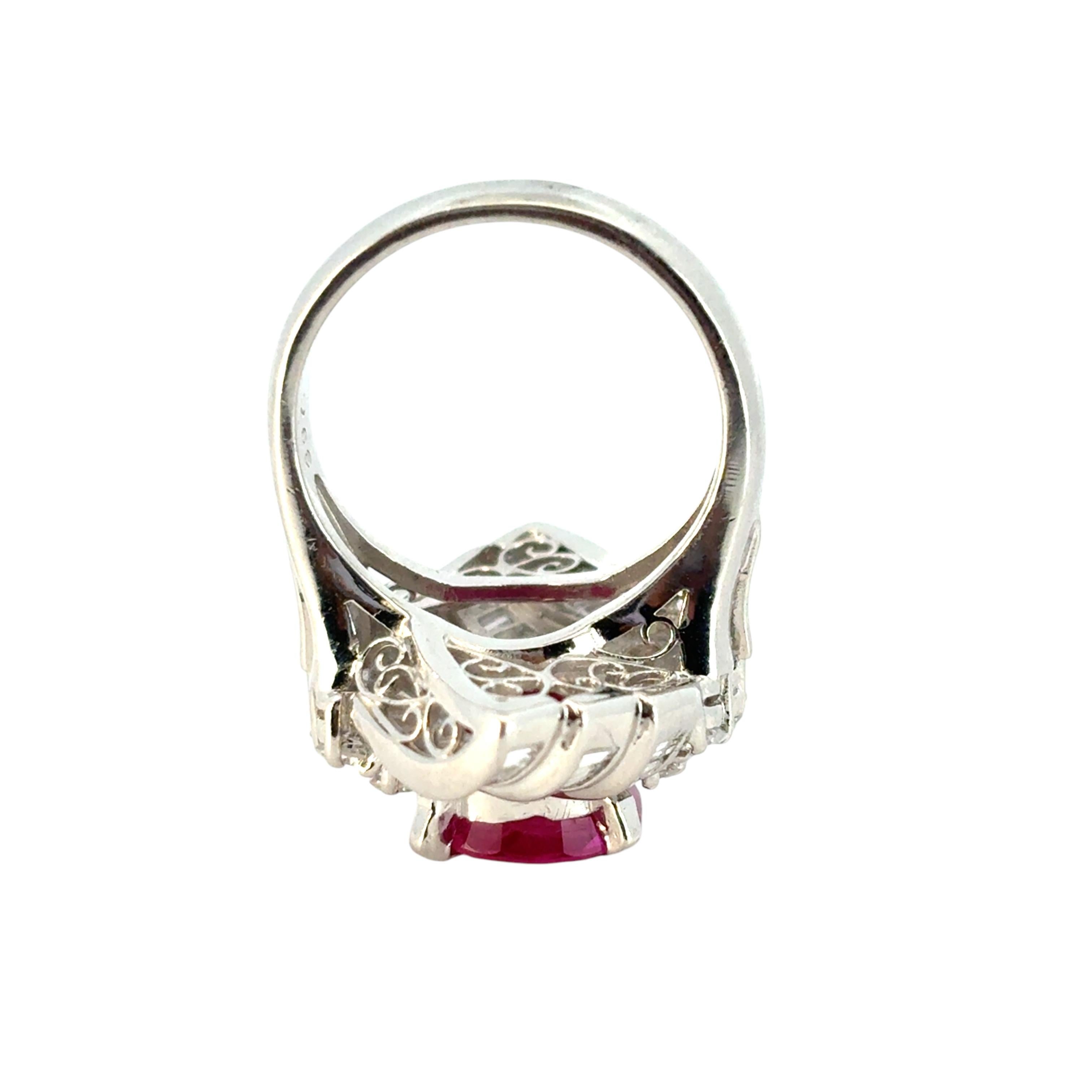 Anillo de cóctel de platino con diamante y rubí talla cojín de 3,97 ctw en venta 4