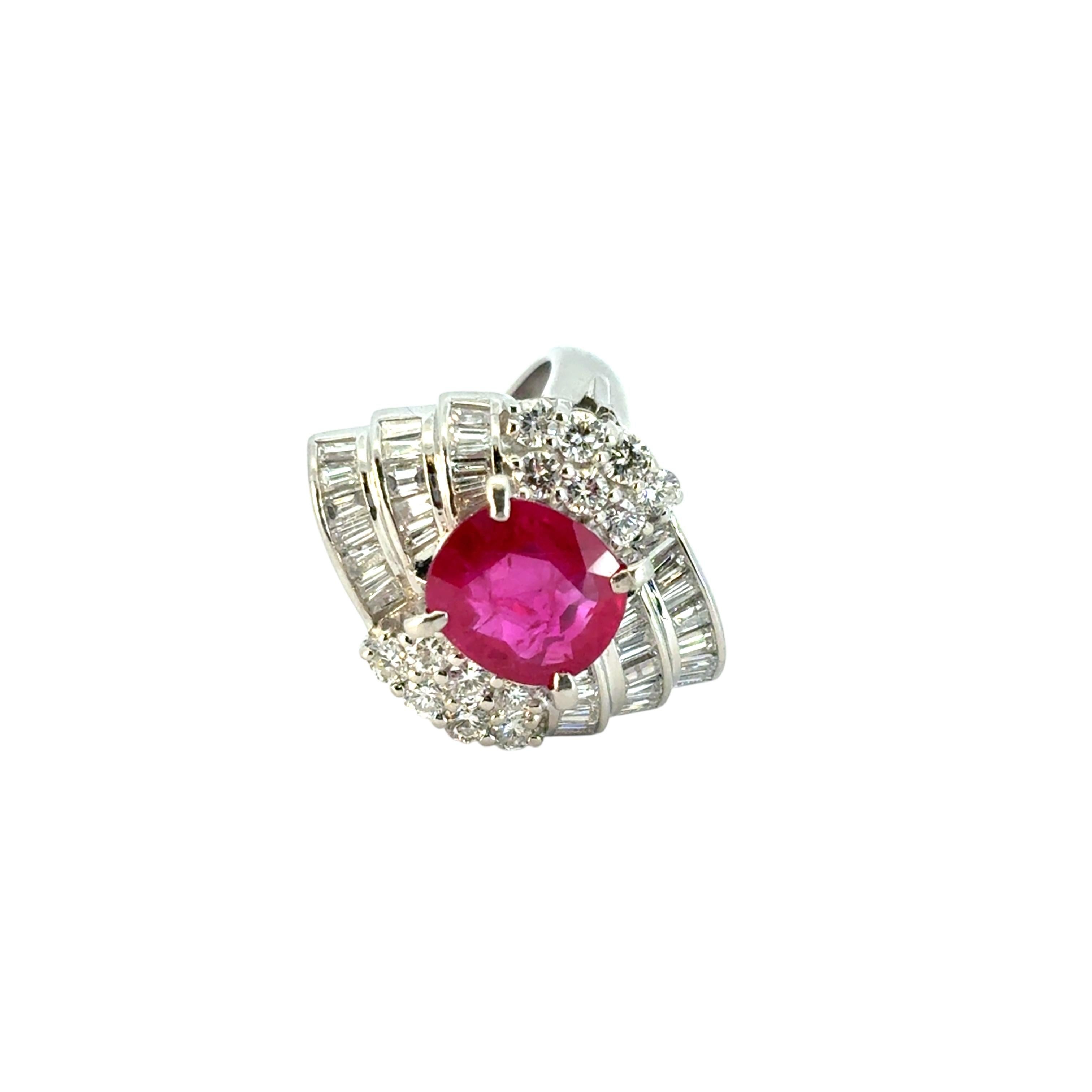 Anillo de cóctel de platino con diamante y rubí talla cojín de 3,97 ctw en Excelente estado para la venta en Boca Raton, FL