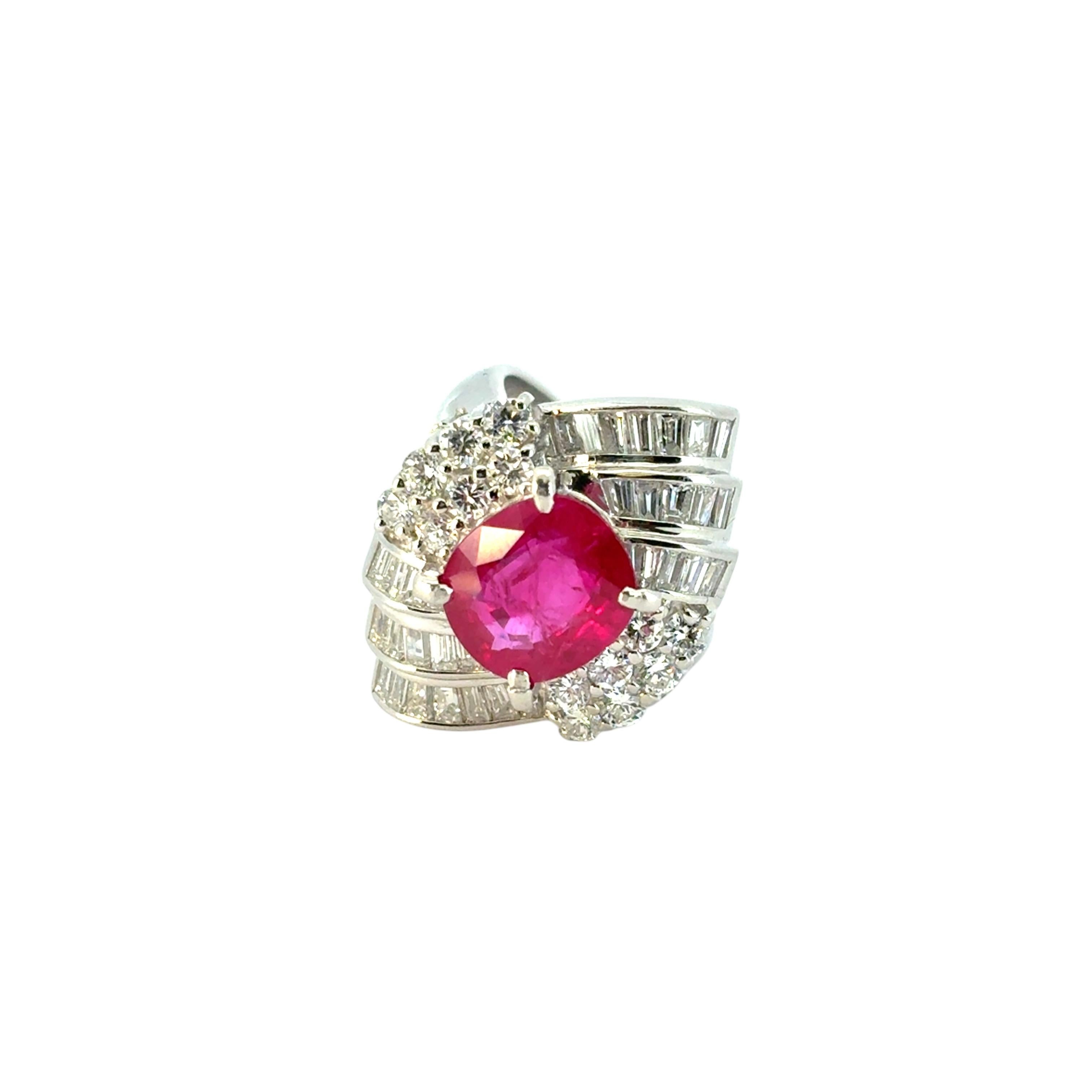 De las mujeres Anillo de cóctel de platino con diamante y rubí talla cojín de 3,97 ctw en venta