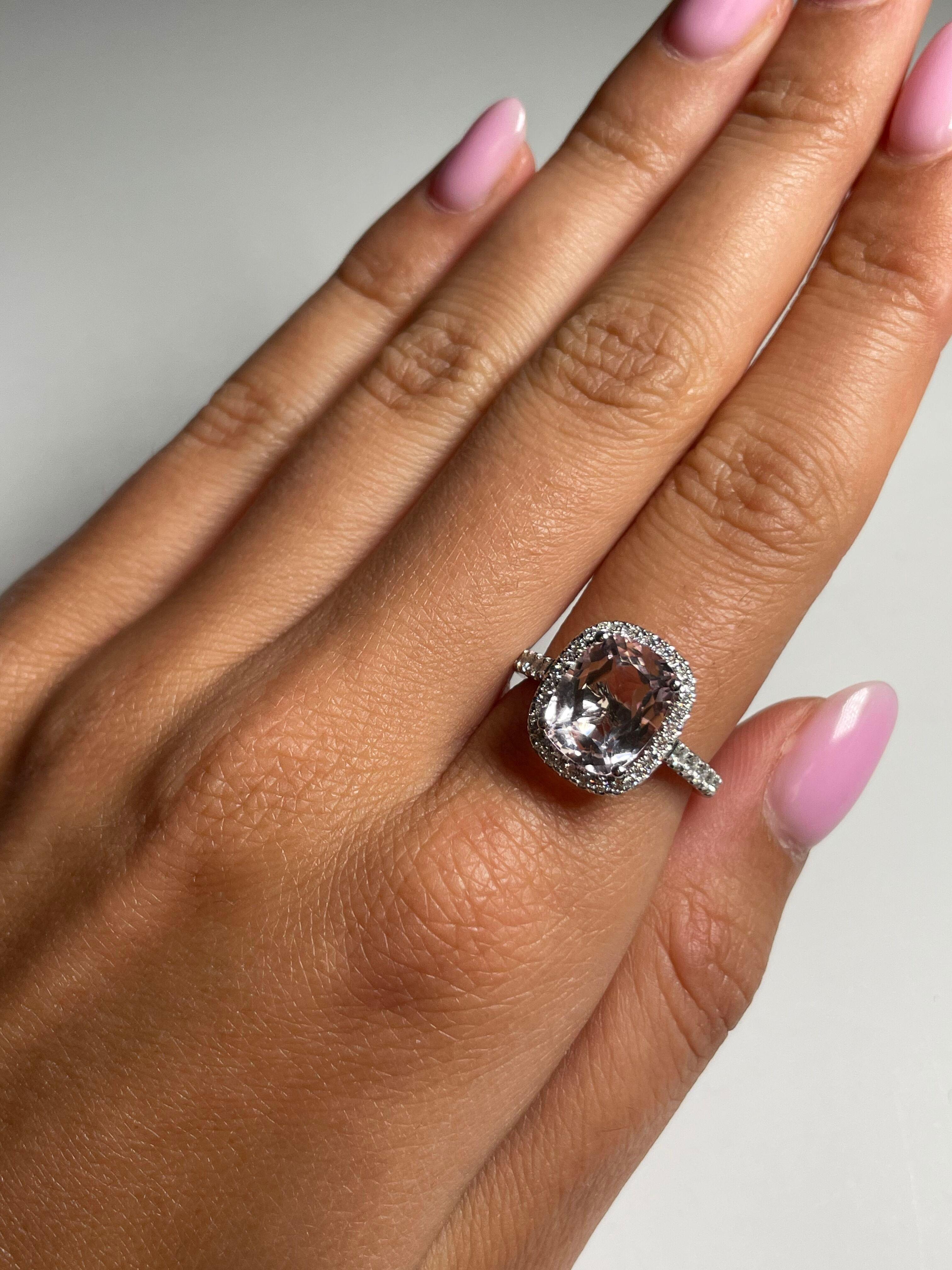Bague cocktail halo en or blanc 18 carats, Morganite et diamant taille coussin de 3,98 carats Neuf - En vente à New York, NY