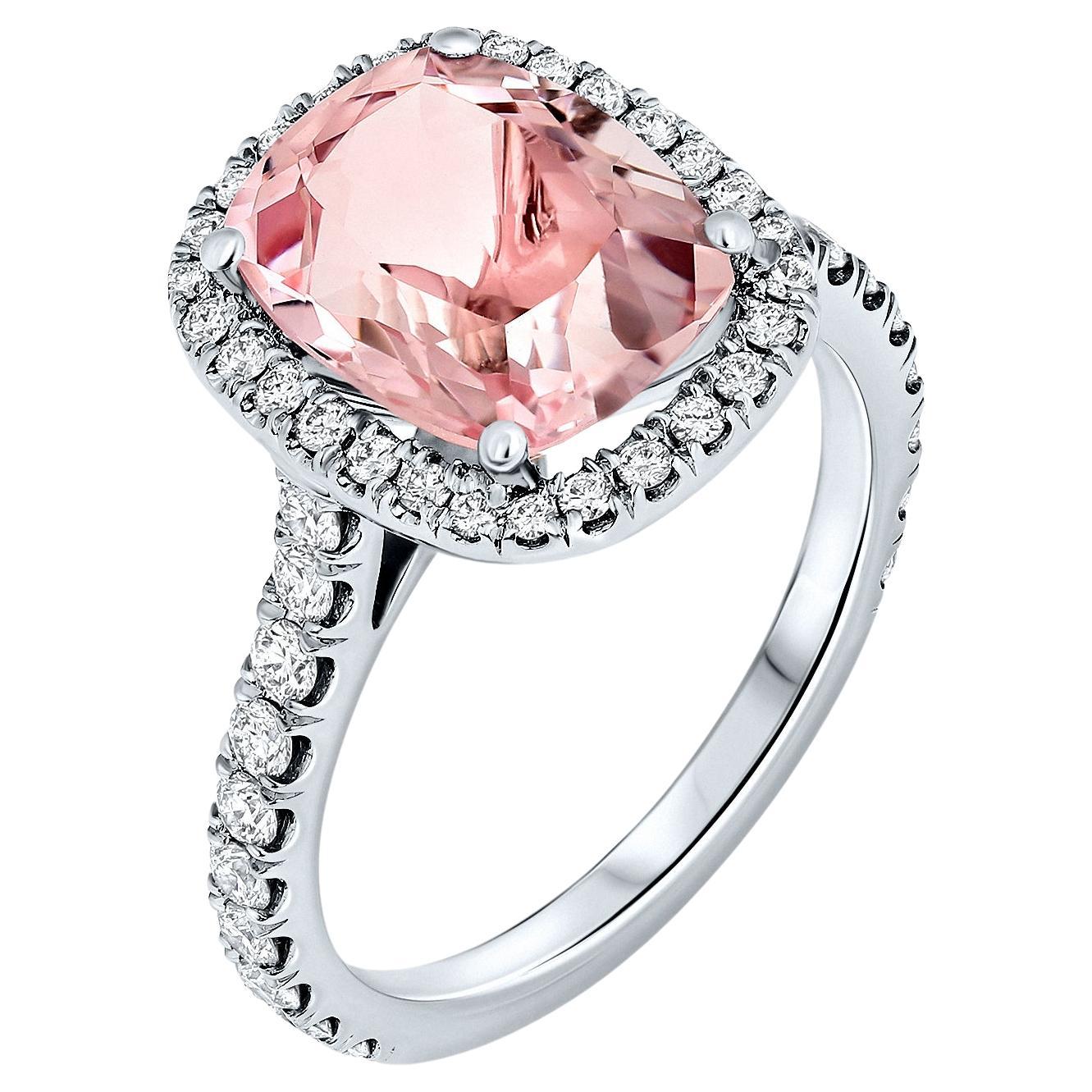 Bague cocktail halo en or blanc 18 carats, Morganite et diamant taille coussin de 3,98 carats en vente