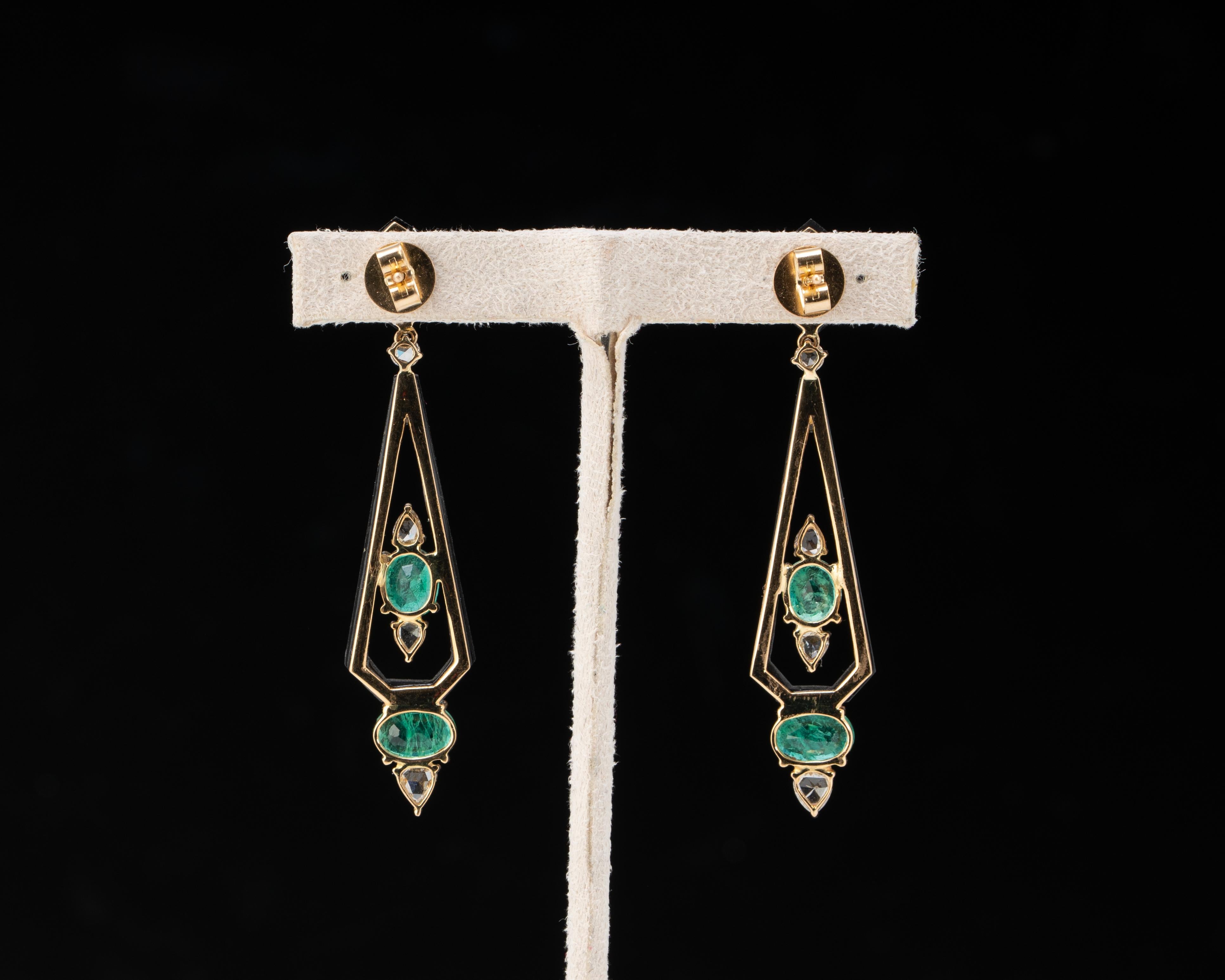 3.98 Carat Emerald, Diamond and Black Onyx Dangle Earring In New Condition For Sale In Bangkok, Thailand