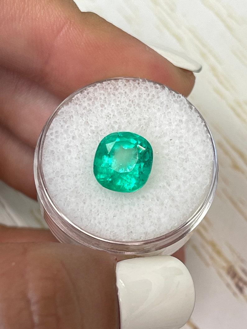 Smeraldo colombiano verde medio da 3.98 carati - Gemma allungata con taglio a cuscino In condizioni Nuovo in vendita a Jupiter, FL