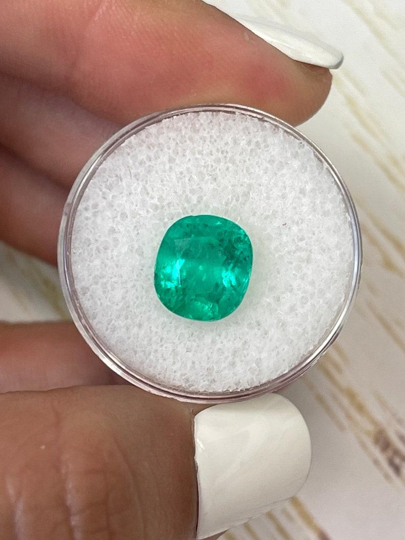Taglio cuscino Smeraldo colombiano verde medio da 3.98 carati - Gemma allungata con taglio a cuscino in vendita