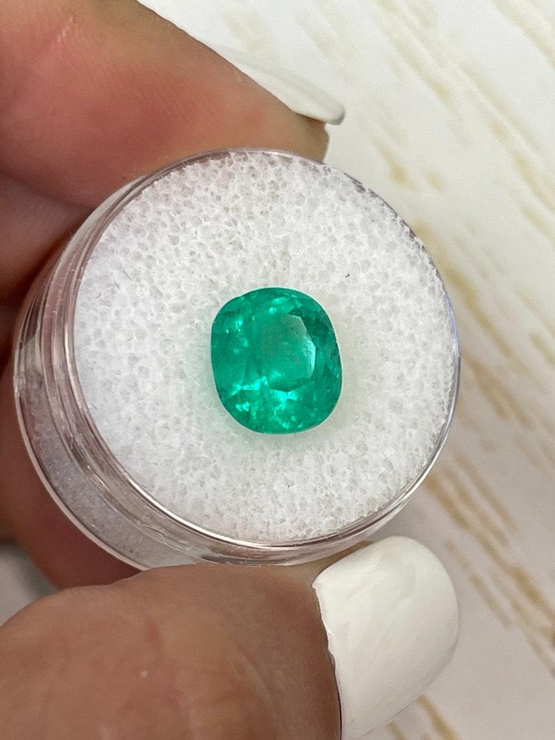 Moderno Smeraldo colombiano verde medio da 3.98 carati - Gemma allungata con taglio a cuscino in vendita