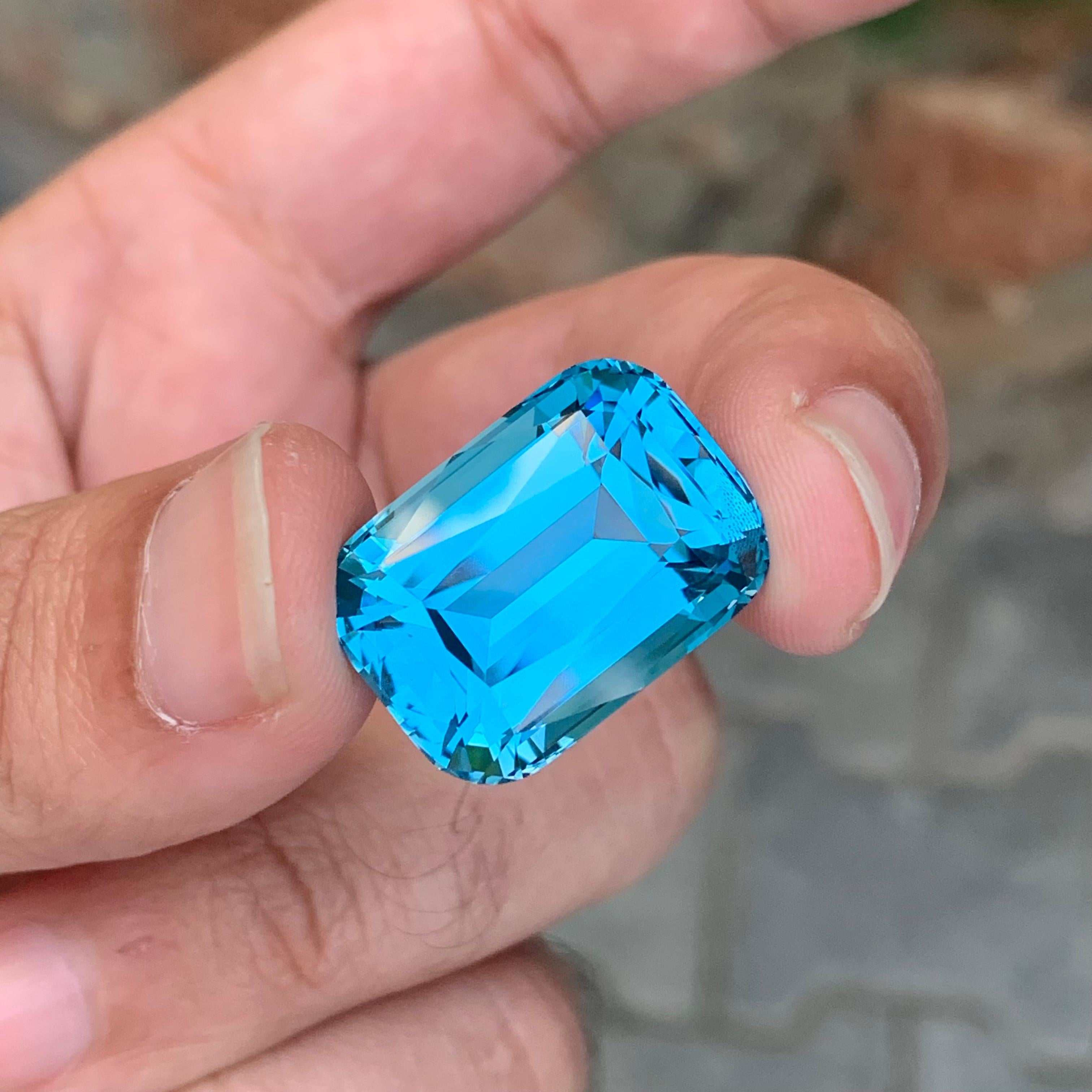 39,85 Karat Wunderschöner facettierter Schweizer Blautopas in Kissenform im Angebot 4