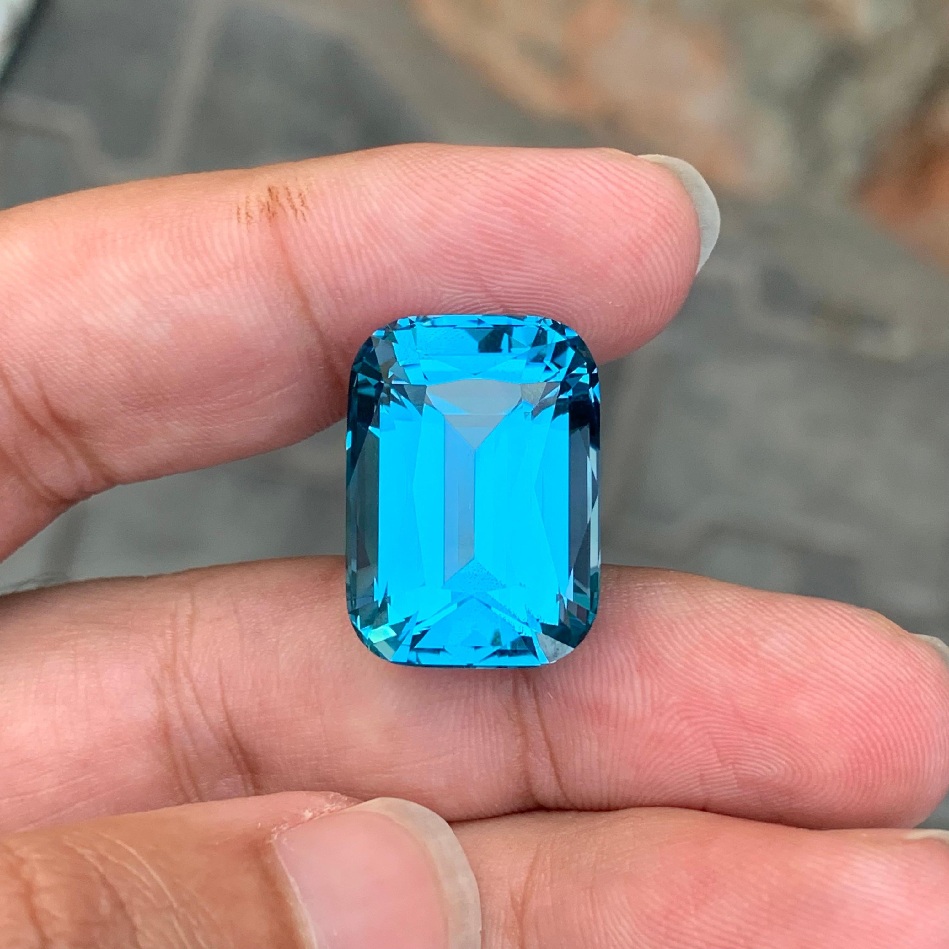 39,85 Karat Wunderschöner facettierter Schweizer Blautopas in Kissenform im Angebot 5