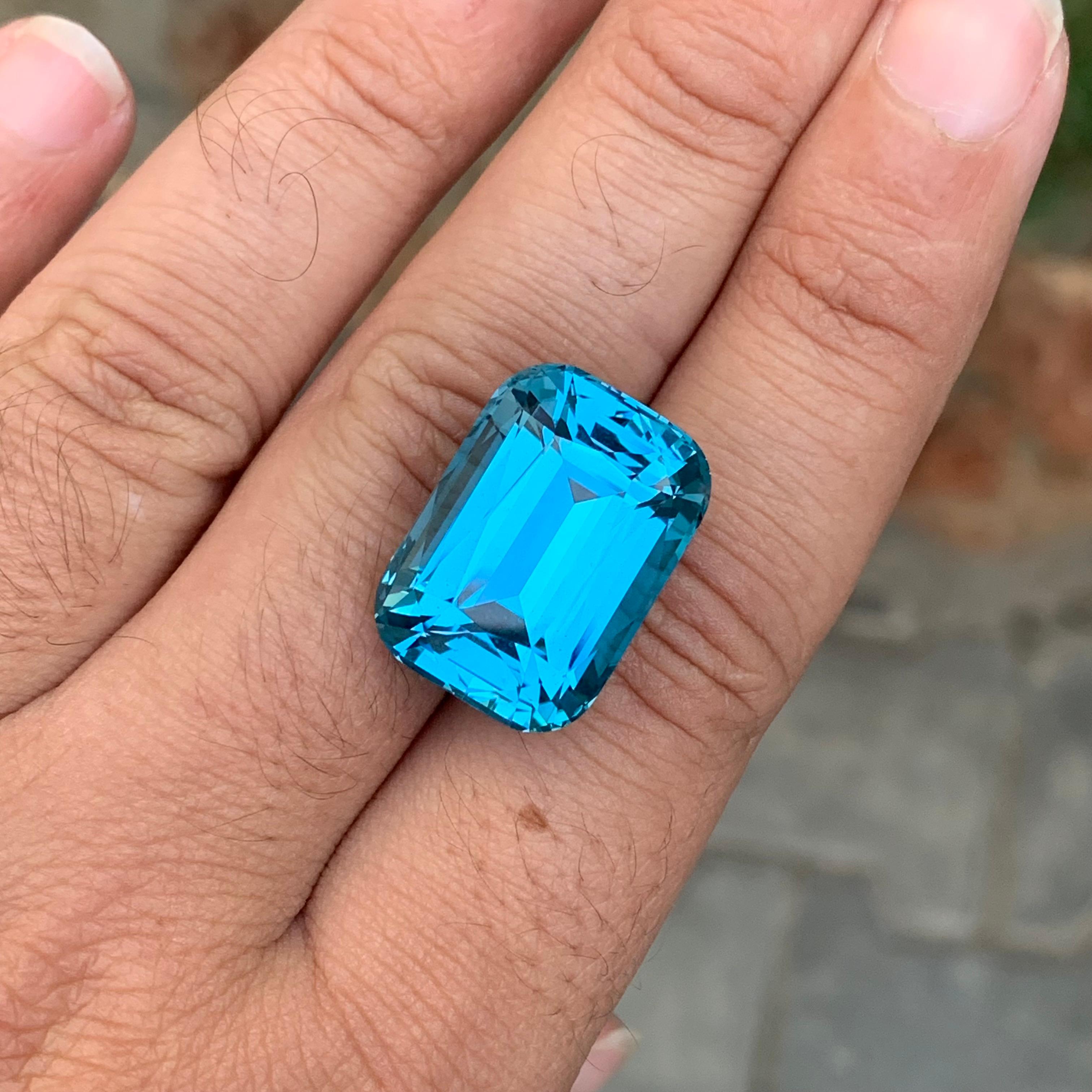 39,85 Karat Wunderschöner facettierter Schweizer Blautopas in Kissenform im Angebot 6
