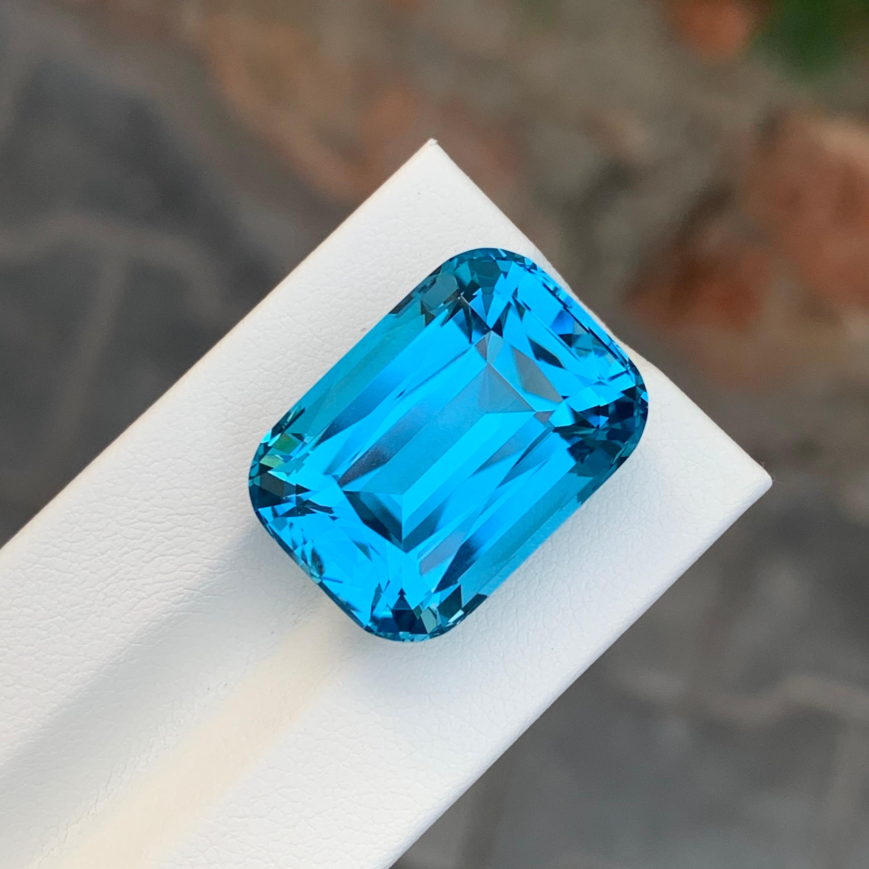 39,85 Karat Wunderschöner facettierter Schweizer Blautopas in Kissenform (Kissenschliff) im Angebot