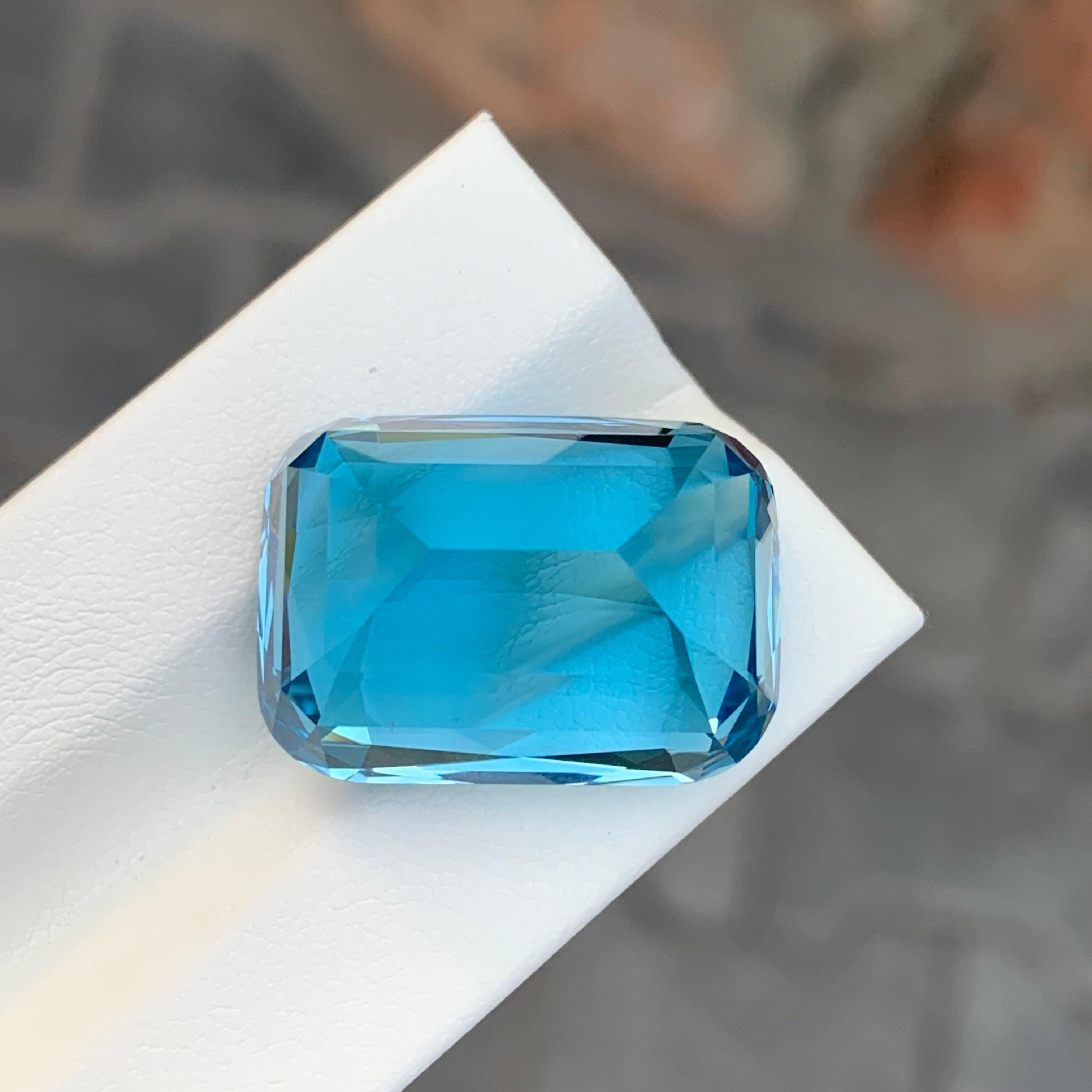 39,85 Karat Wunderschöner facettierter Schweizer Blautopas in Kissenform im Angebot 3