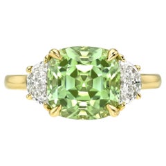 3(98) Tourmaline verte matelassée Diamant Bague à trois pierres Or jaune 18K