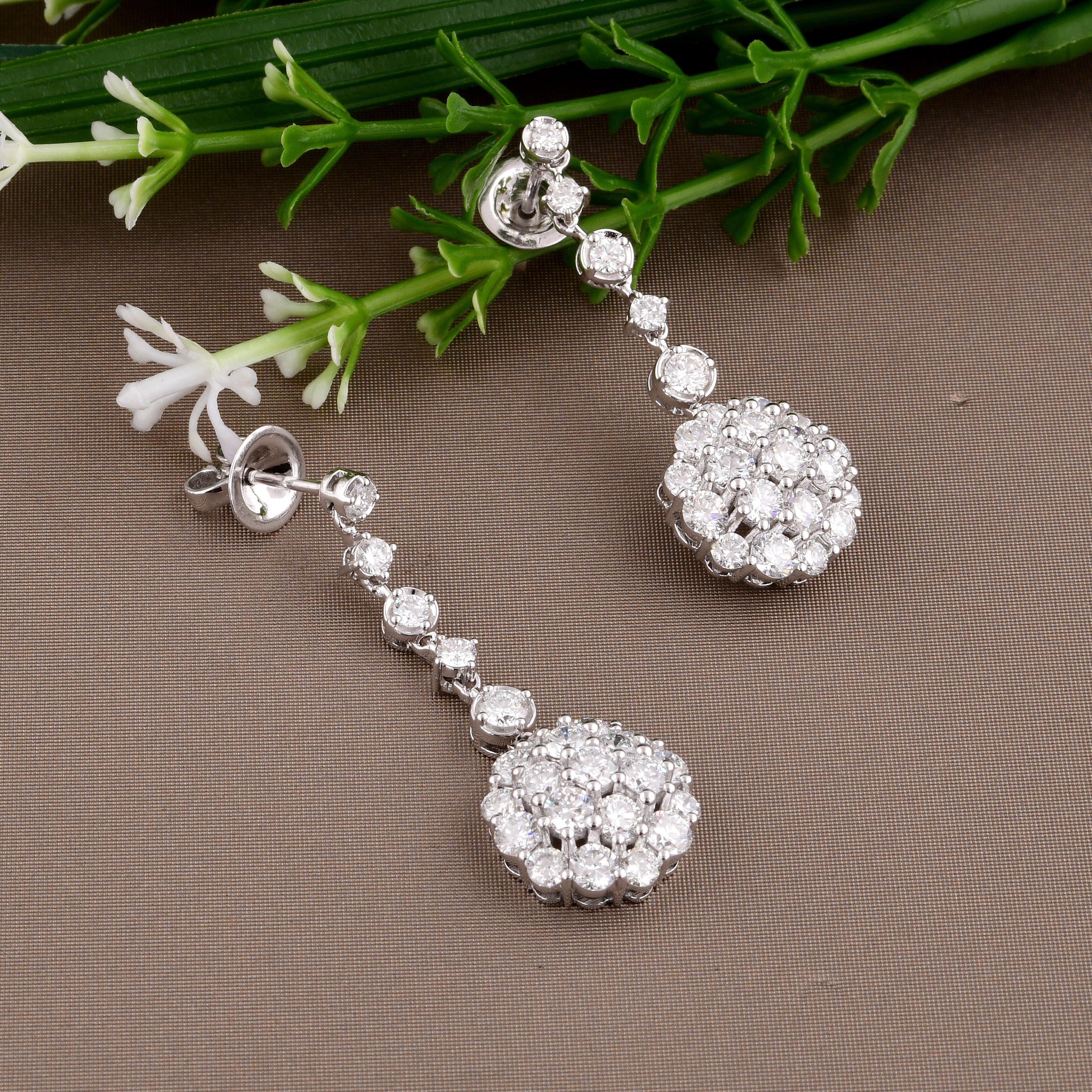 Moderne Boucles d'oreilles pendantes en or blanc 10 carats avec diamants de 3,99 carats, fabrication artisanale en vente