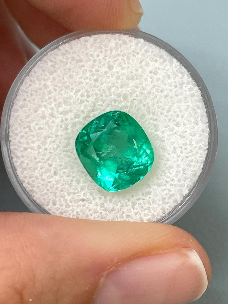 3,99 Karat Erdblauer kolumbianischer Smaragd im Chivor-Kissenschliff Mai Geburtsstein im Angebot 1