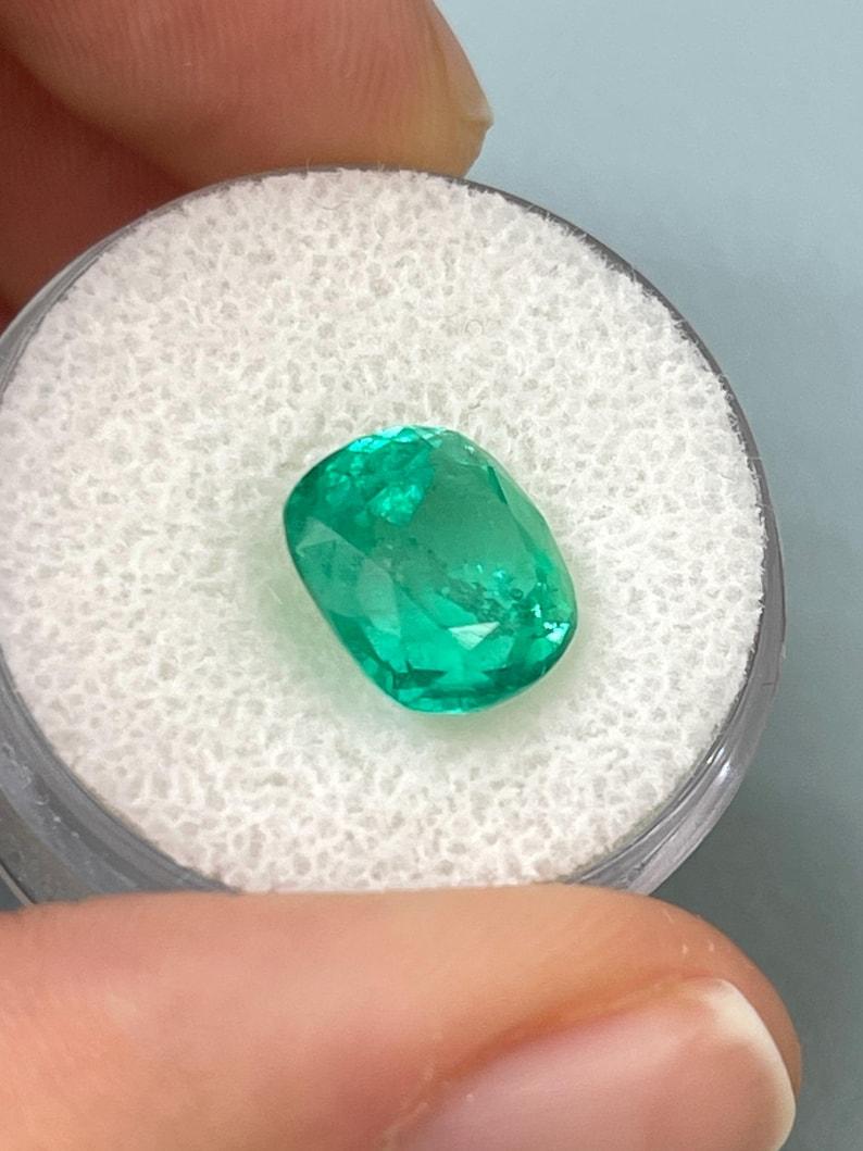 3,99 Karat Erdblauer kolumbianischer Smaragd im Chivor-Kissenschliff Mai Geburtsstein Damen im Angebot