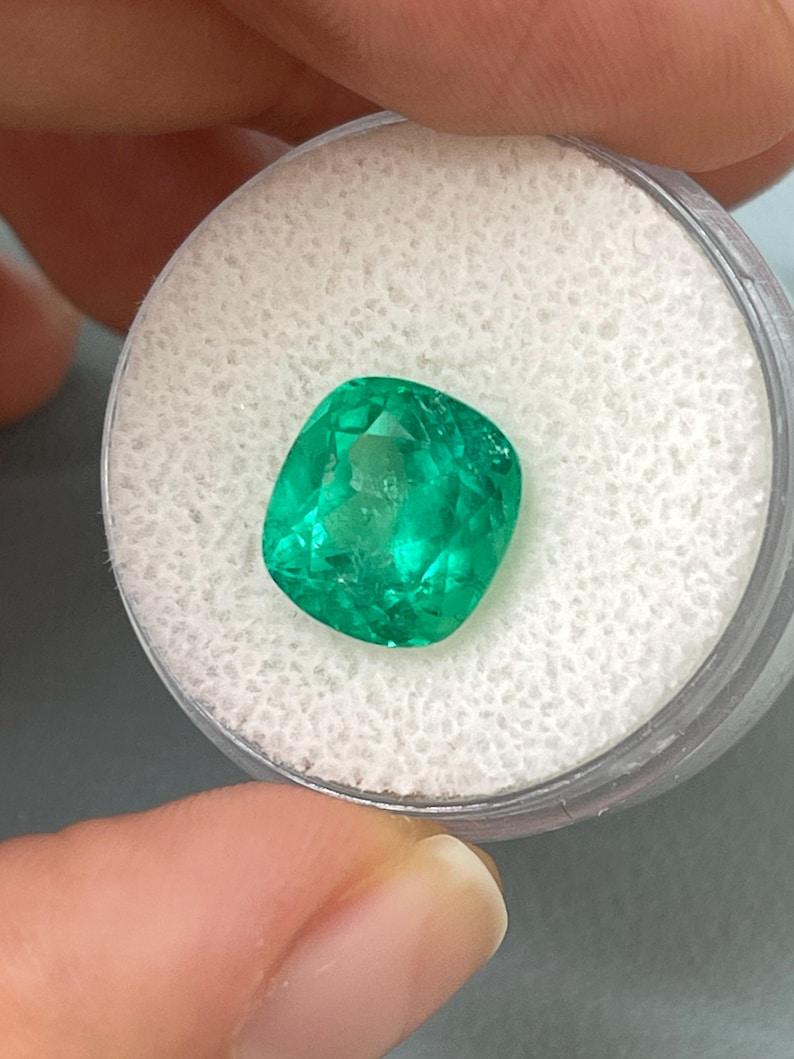 3,99 Karat Erdblauer kolumbianischer Smaragd im Chivor-Kissenschliff Mai Geburtsstein im Zustand „Neu“ im Angebot in Jupiter, FL