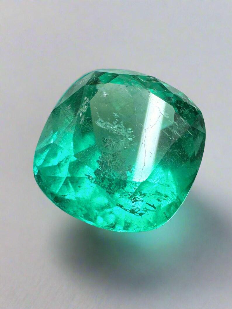 Stein: Smaragd
Gewicht: 3,99 Karat
Form: Kissenschliff
Klarheit: Transparent
Lüster: Sehr gut
Farbe: Bläulich Grün
Abmessungen: 10,26 mm x 9,43 mm x 6,70 mm
Geografische Herkunft: Kolumbien
Behandlung: Natürlich, Öl

Dieser Smaragd hat natürliche,