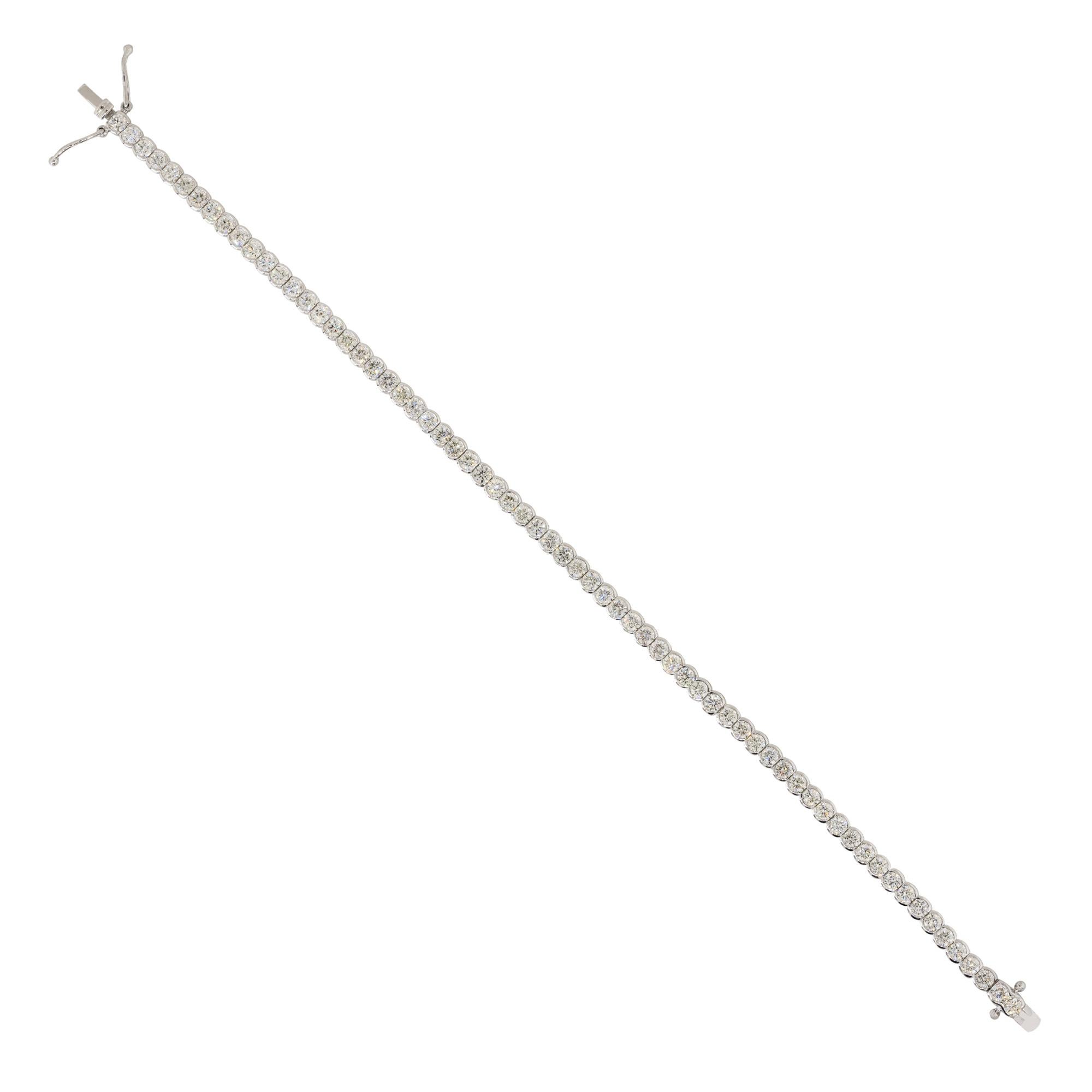 Materiale: oro bianco 14k
Dettagli sui diamanti: Circa 3.99 carati di diamanti tondi e brillanti. I diamanti hanno un colore G/H e una purezza VS
Chiusure: Chiusura a linguetta con chiusura di sicurezza
Peso totale: 7,2 g (4,6 dwt)
Lunghezza: 7