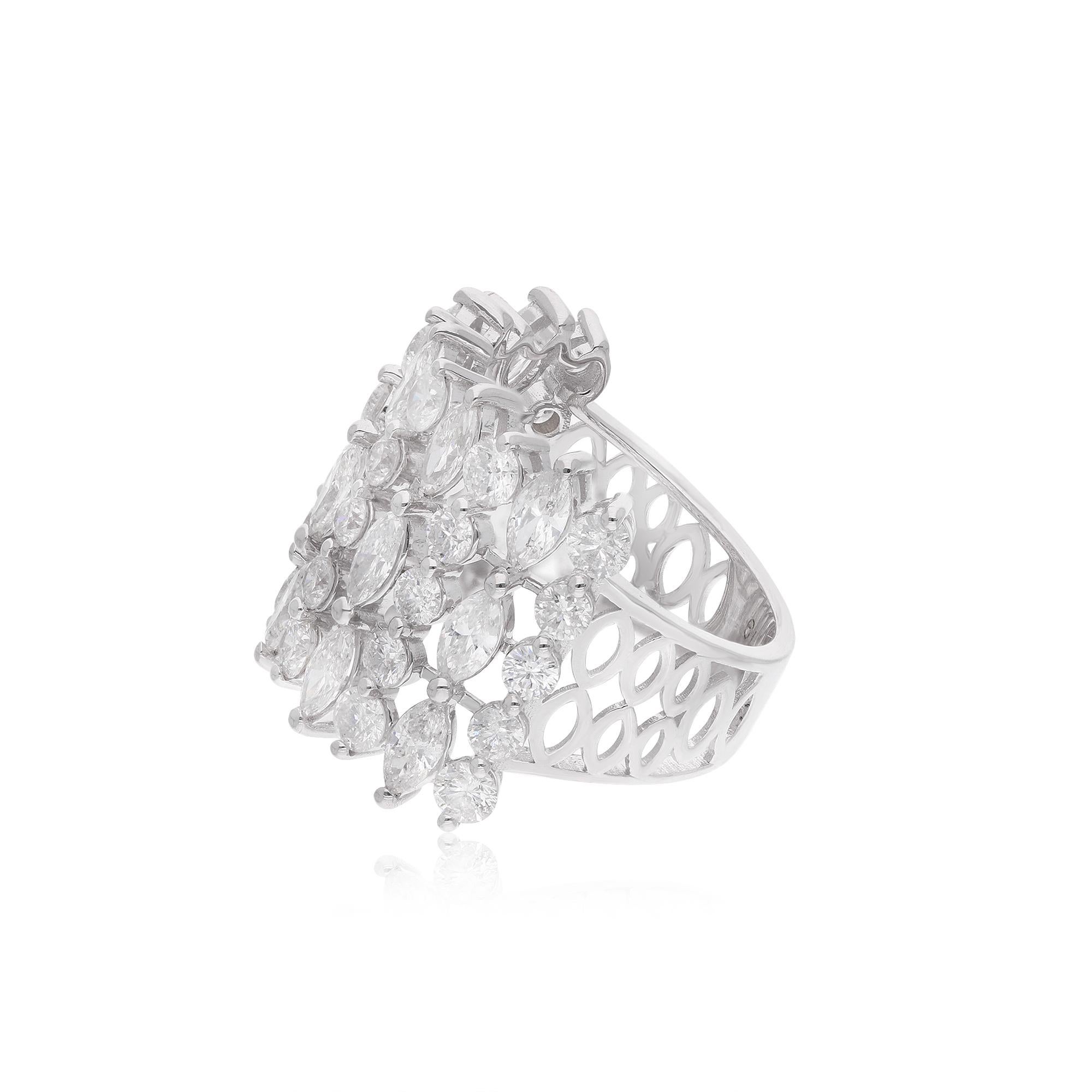 Réalisée en or massif 18 carats, cette bague est ornée d'une grappe de diamants étincelants, créant un effet véritablement éblouissant. Les diamants sont sertis de manière experte dans une monture à griffes sécurisée, garantissant qu'ils restent en