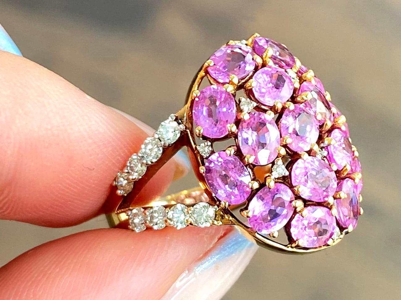 Anillo de cóctel de oro amarillo con zafiro rosa y diamantes de 3,99 quilates Moderno en venta