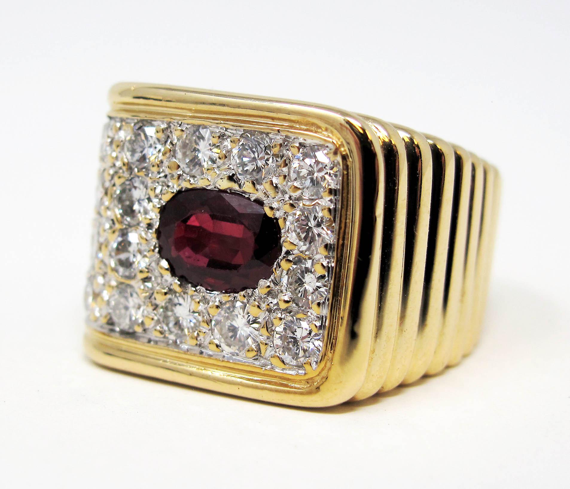 Questo audace e bellissimo anello a fascia con diamanti e rubini è assolutamente scintillante! Caratterizzato da una splendida pietra ovale di rubino rosso e da diverse file di diamanti scintillanti, questo anello contemporaneo di forma quadrata