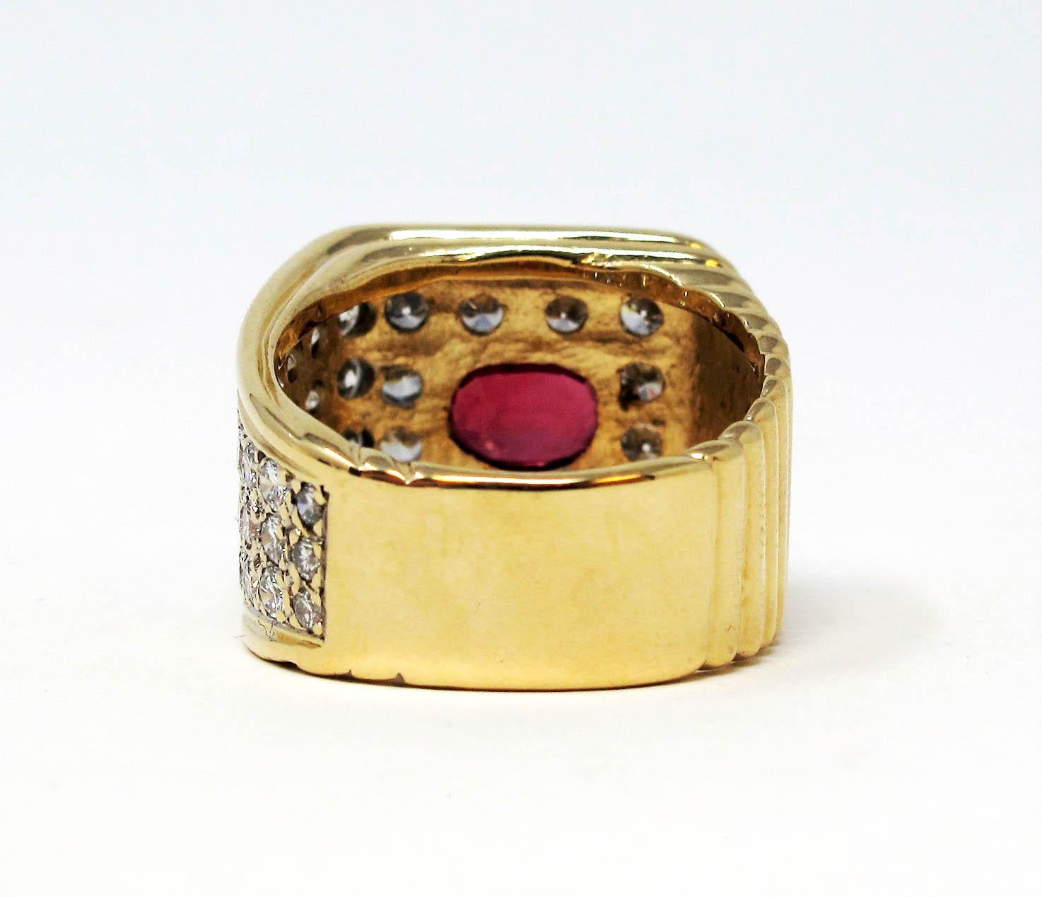 3,99 carati totali di rubino ovale e pavé di diamanti Anello quadrato a fascia in oro 14 carati In condizioni discrete in vendita a Scottsdale, AZ