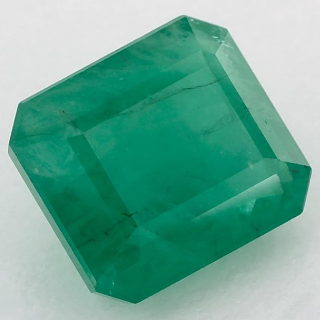 D'un vert éclatant, la pierre de naissance du mois de mai symbolise le renouveau de la croissance printanière. 

Explorez la vibrante collection d'émeraudes, de rubis et de saphirs de notre magasin, disponibles sous forme de pierres précieuses en