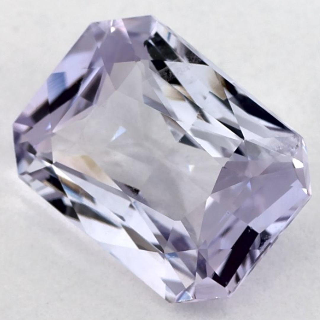 Questo zaffiro rosa naturale offre eleganza e raffinatezza. Con la sua ricca saturazione del colore e il taglio preciso, è il centro perfetto per un anello di fidanzamento o per un design di gioielli di lusso.

Questo zaffiro proviene dallo Sri