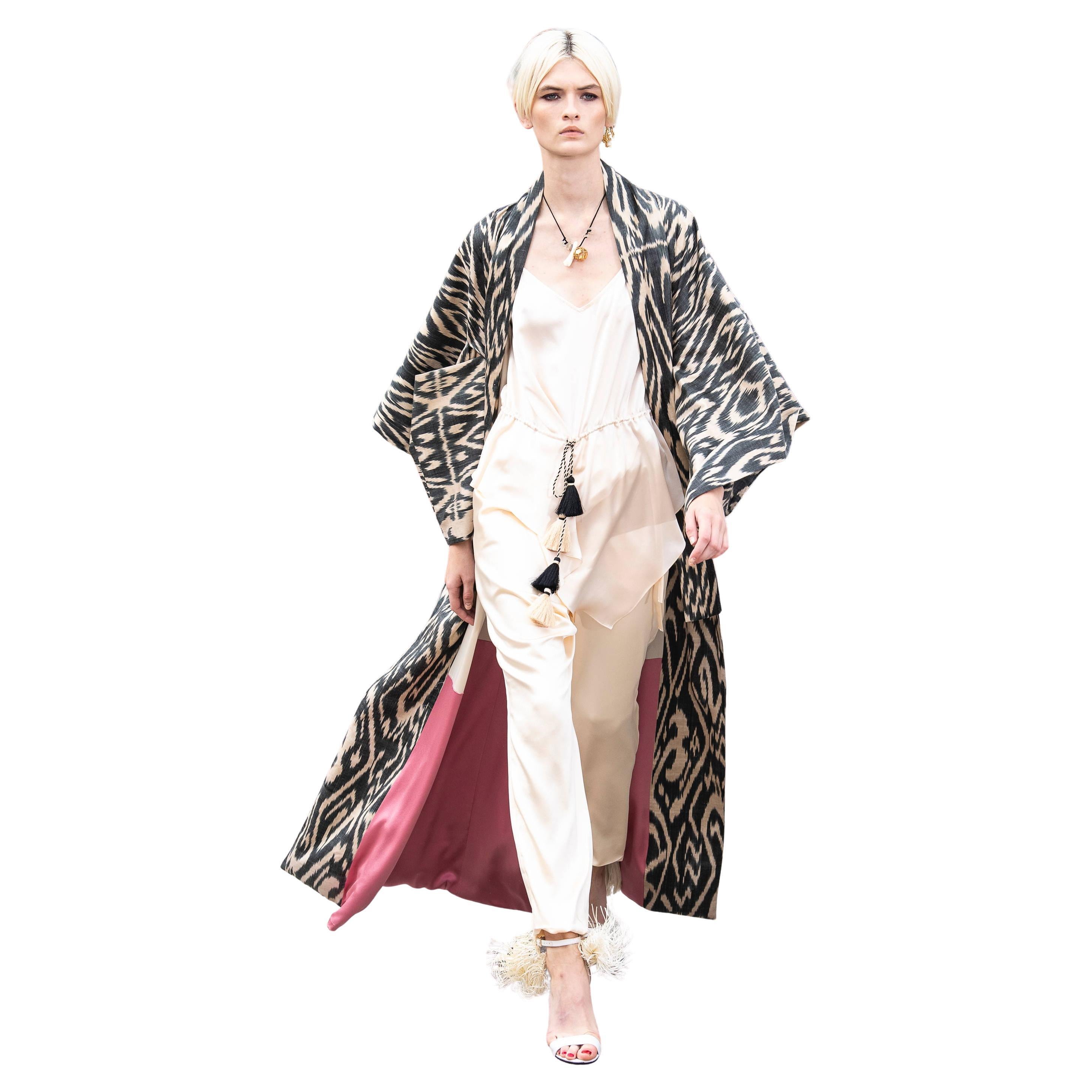 Neu mit Tags
$3990
Oscar De La Renta Seiden-Kimono-Mantel
Frühjahrs-Laufsteg 2019
Markierte Größe: S, aber aufgrund des Stils, betrachten wir dies One Size

Schärpe zum Binden in der Taille
Länge am Rücken 53