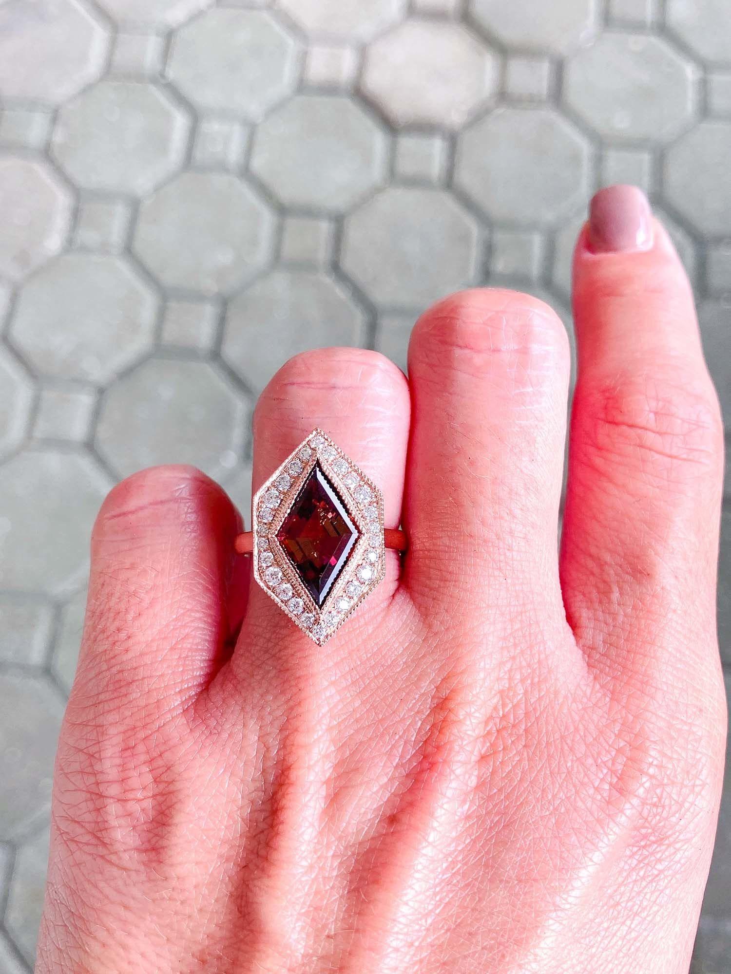 Bague hexagonale en or 14 carats R6324 avec tourmaline rose en forme de cerf-volant et halo de moissanite de 3,99 carats Neuf - En vente à Osprey, FL