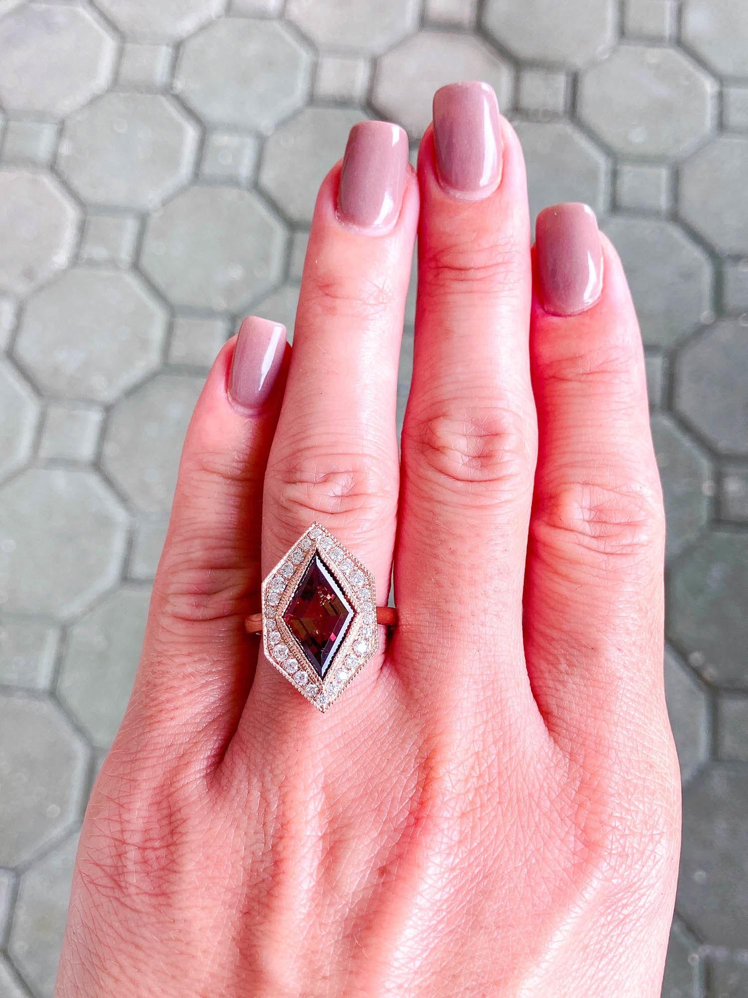 Bague hexagonale en or 14 carats R6324 avec tourmaline rose en forme de cerf-volant et halo de moissanite de 3,99 carats Pour femmes en vente