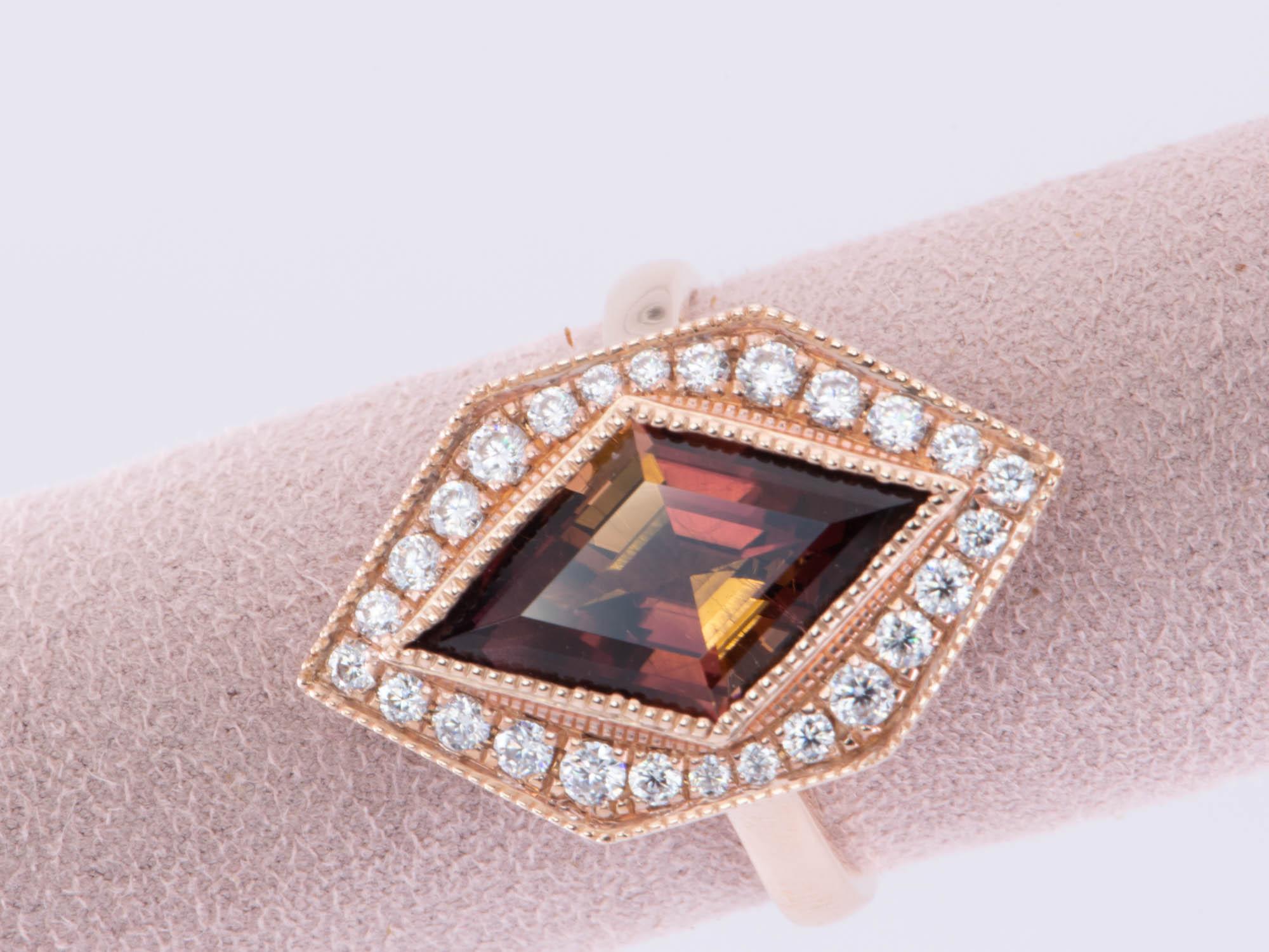 Bague hexagonale en or 14 carats R6324 avec tourmaline rose en forme de cerf-volant et halo de moissanite de 3,99 carats en vente 1