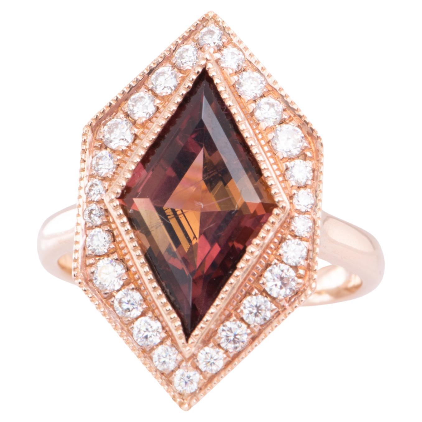 Bague hexagonale en or 14 carats R6324 avec tourmaline rose en forme de cerf-volant et halo de moissanite de 3,99 carats en vente