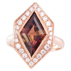 Bague hexagonale en or 14 carats R6324 avec tourmaline rose en forme de cerf-volant et halo de moissanite de 3,99 carats