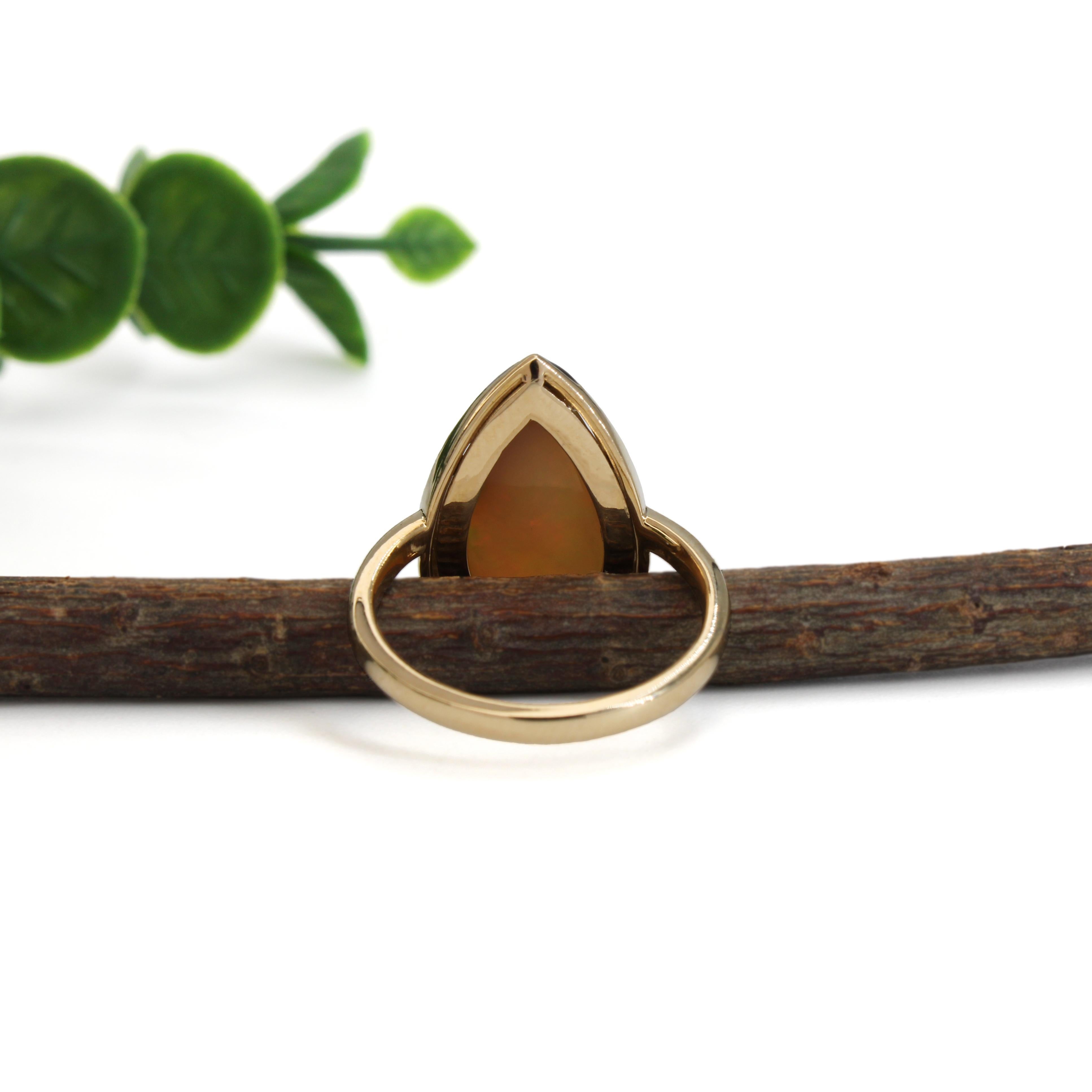 Este impresionante anillo incluye un Ópalo Etíope en forma de pera de 3,93 ct, que mide 16,5x9,8 mm, célebre por su vibrante juego de colores y su belleza natural. Engastado en 3,47 g de oro de 14k, el ópalo está acentuado por cuatro brillantes