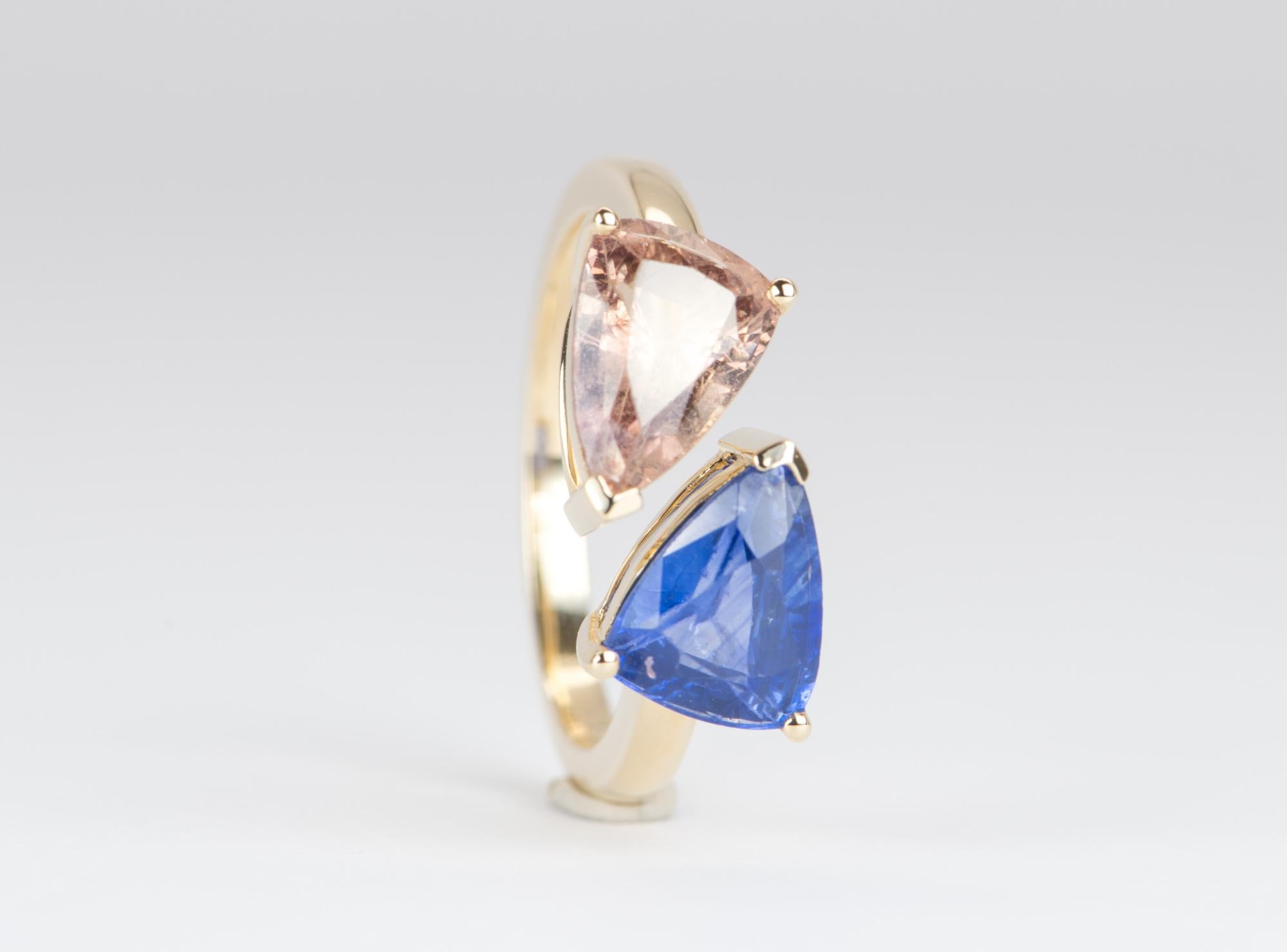 Contemporary 3.9ctw Contrasting Color Sapphire Bypass Statement You and Me Ring 14K Gold For Sale