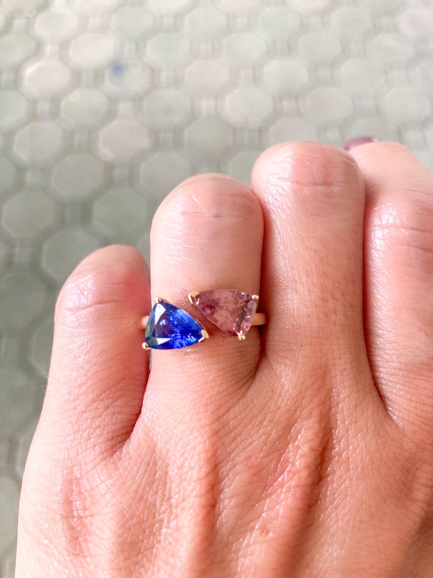 3.9ctw Contrasting Color Sapphire Bypass Statement You and Me Ring 14K Gold In New Condition For Sale In Osprey, FL