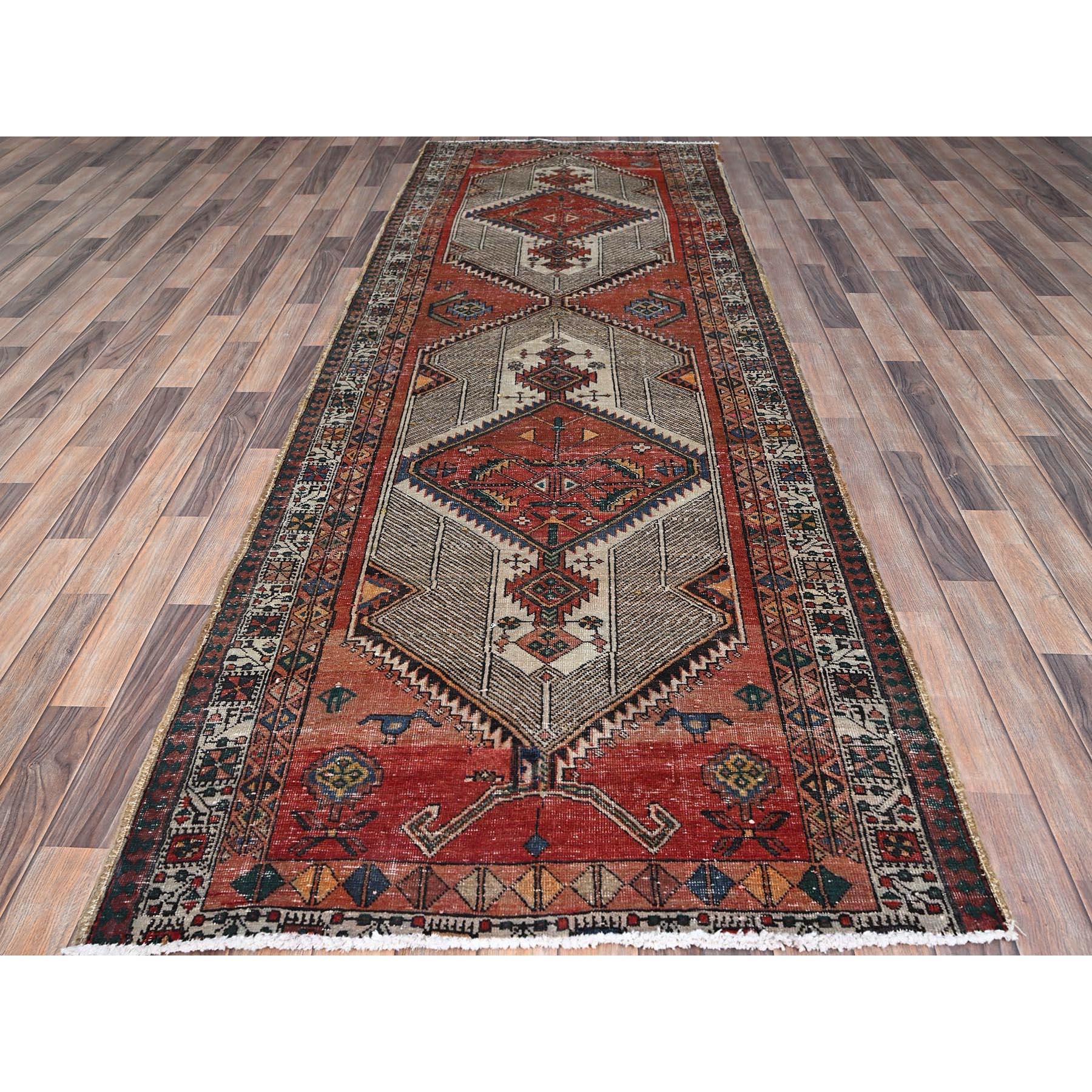 Dies ist eine wirklich echte one-of-a-kind Vintage Persian Serab Design, 100% Wolle, handgeknüpft, Orientteppich. Es wurde monatelang von erfahrenen Kunsthandwerkern in jahrhundertealten Webtechniken geknüpft.
Primäre MATERIALIEN: Wolle
Latex: