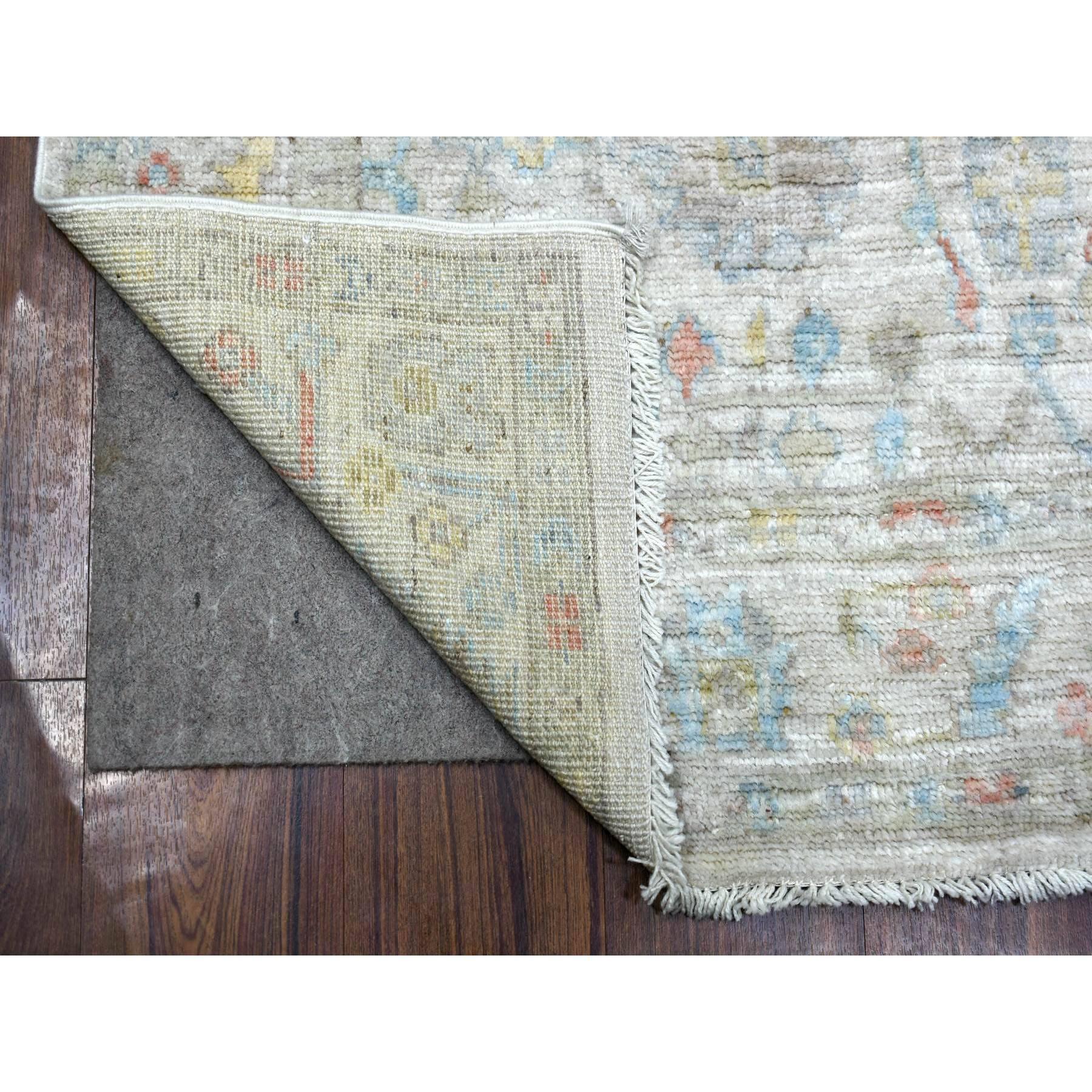 Il s'agit d'un véritable tapis d'Orient, unique en son genre, noué à la main, en Angora Oushak afghan avec motif floral, en laine douce et pure. Il a été noué pendant des mois et des mois selon les techniques de tissage séculaires par des artistes